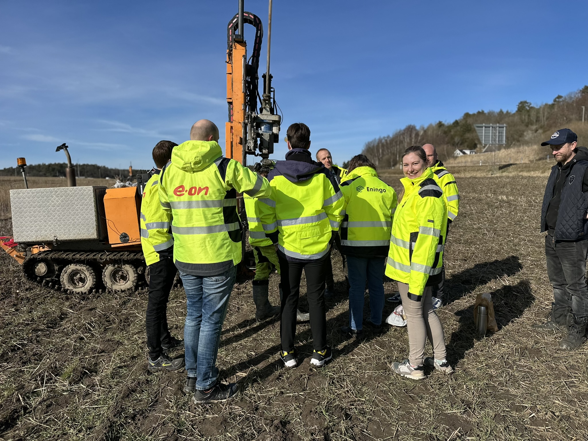Geoteknisk borrning i mark där Digital ledningsanvisning används för att minska risken för skador på underjordisk infrastruktur.