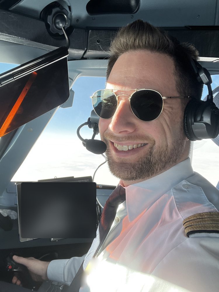 Jan Evers, Gründer der Copteruni, lächelnd im Cockpit eines Verkehrsflugzeugs