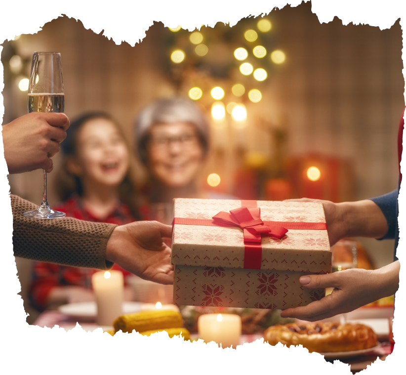 Photographie d'un groupe se serrant dans une église pour un enterrement.