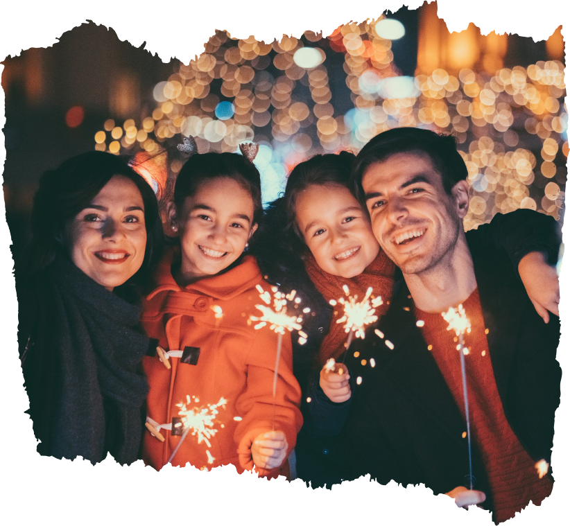 Photographie d'une main devant une bougie.