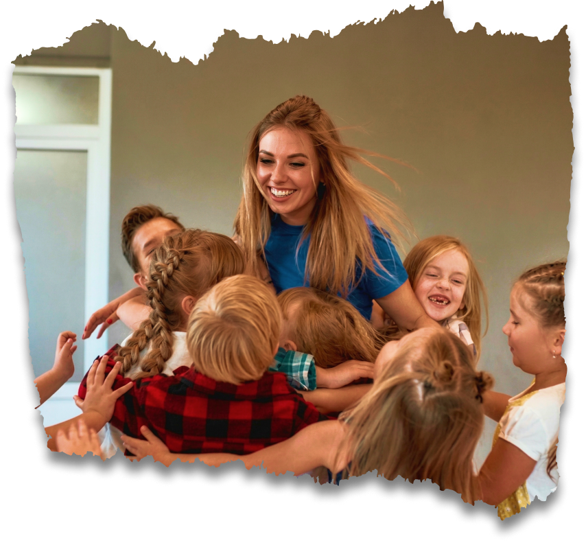 Photographie d'une main devant une bougie.