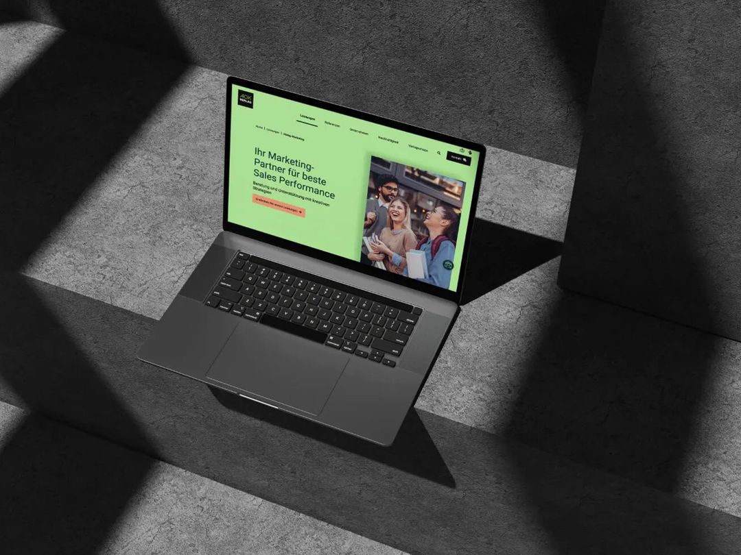 Offener Laptop mit geöffneter Website zu Referenzkunde