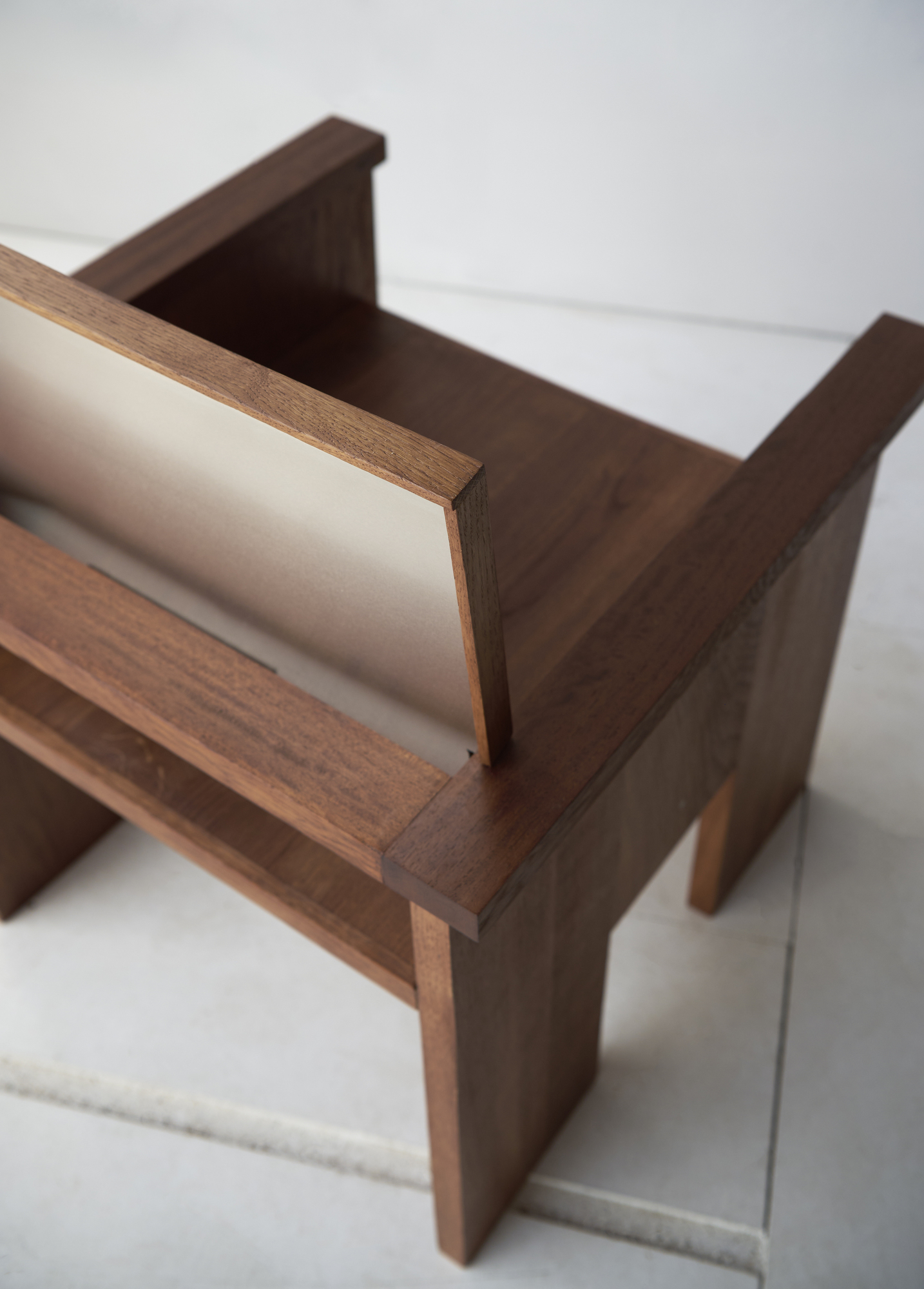 Cette table basse en bois stylée est parfaite pour votre salon. Son design unique et sa finition soignée en font un élément central de votre décoration.