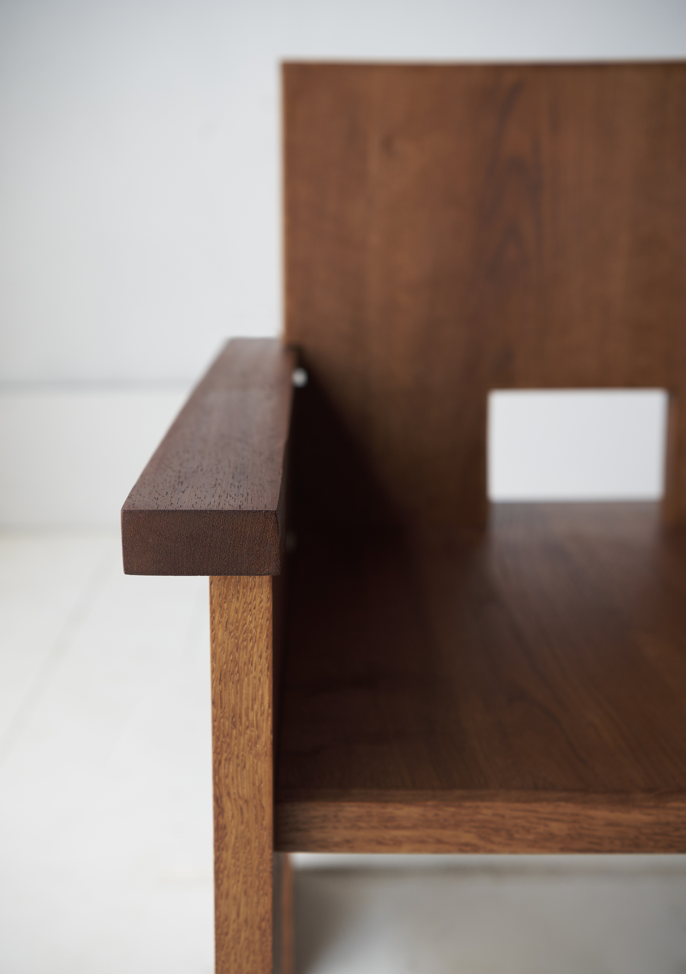 Cette table basse en bois stylée est parfaite pour votre salon. Son design unique et sa finition soignée en font un élément central de votre décoration.