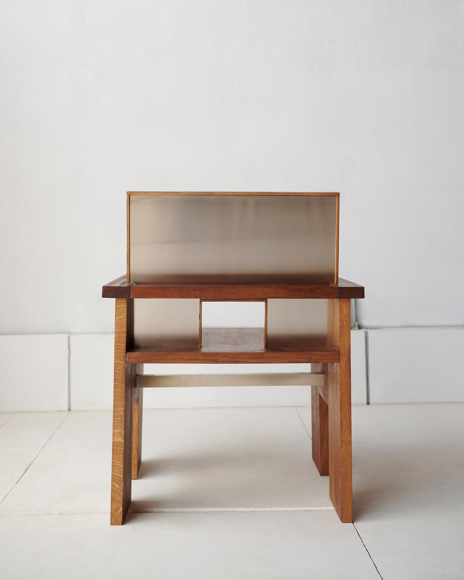 Cette table basse en bois stylée est parfaite pour votre salon. Son design unique et sa finition soignée en font un élément central de votre décoration.