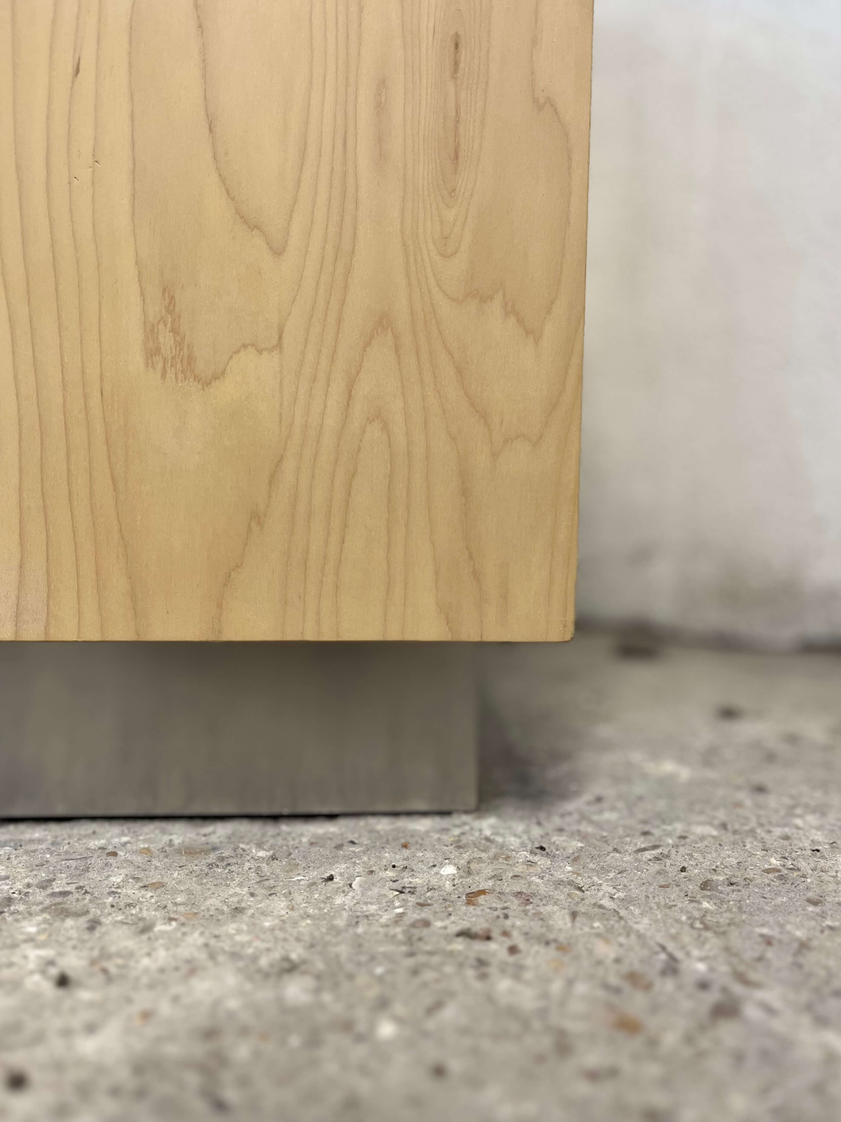 Ce cabinet en bois vintage ajoute une touche d'élégance à votre espace. Avec ses portes en verre, il est parfait pour afficher vos objets de valeur.