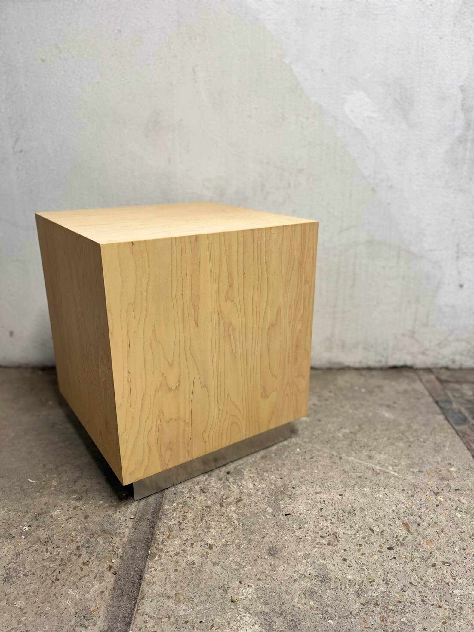 Ce cabinet en bois vintage ajoute une touche d'élégance à votre espace. Avec ses portes en verre, il est parfait pour afficher vos objets de valeur.