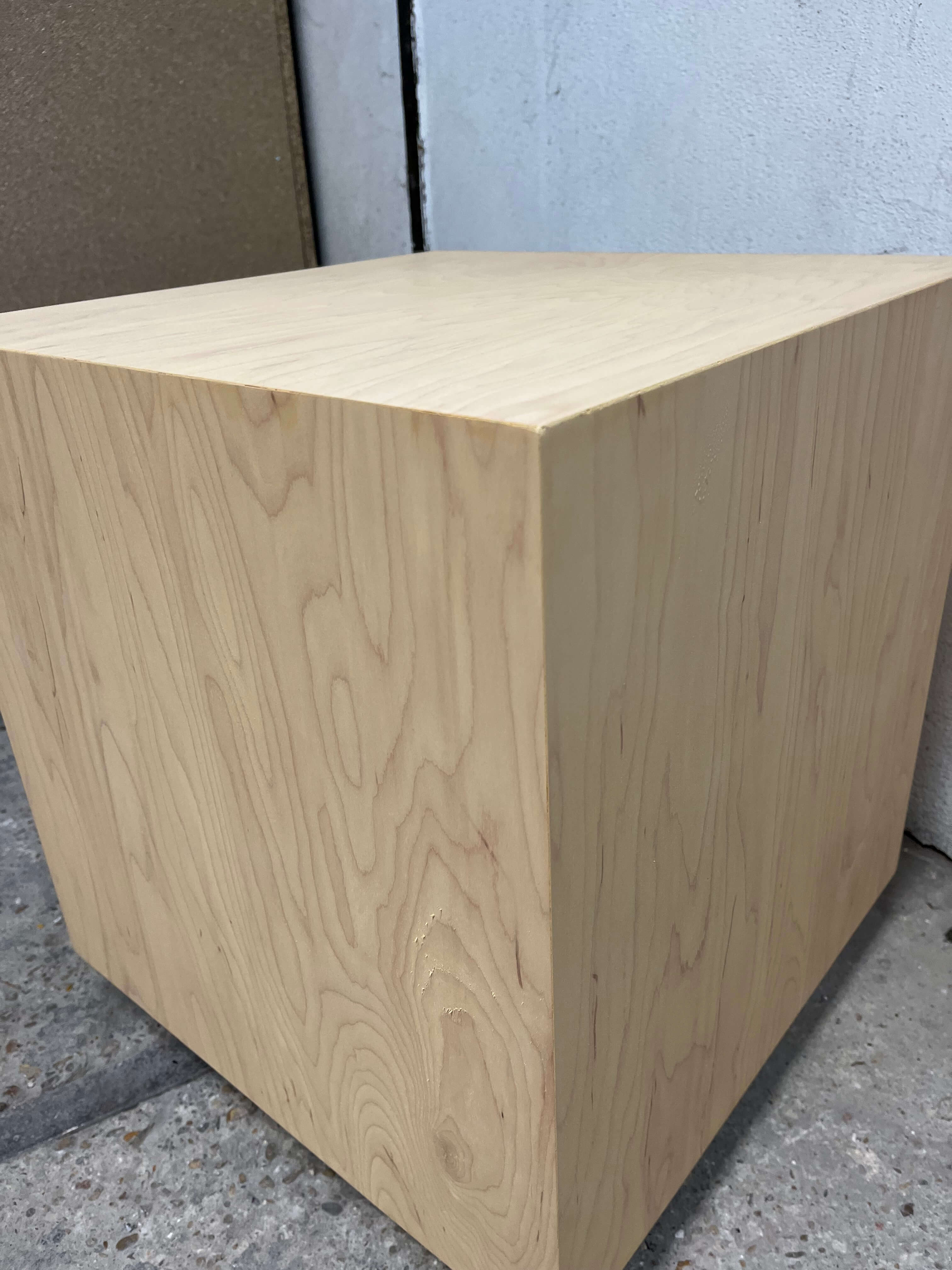 Ce cabinet en bois vintage ajoute une touche d'élégance à votre espace. Avec ses portes en verre, il est parfait pour afficher vos objets de valeur.