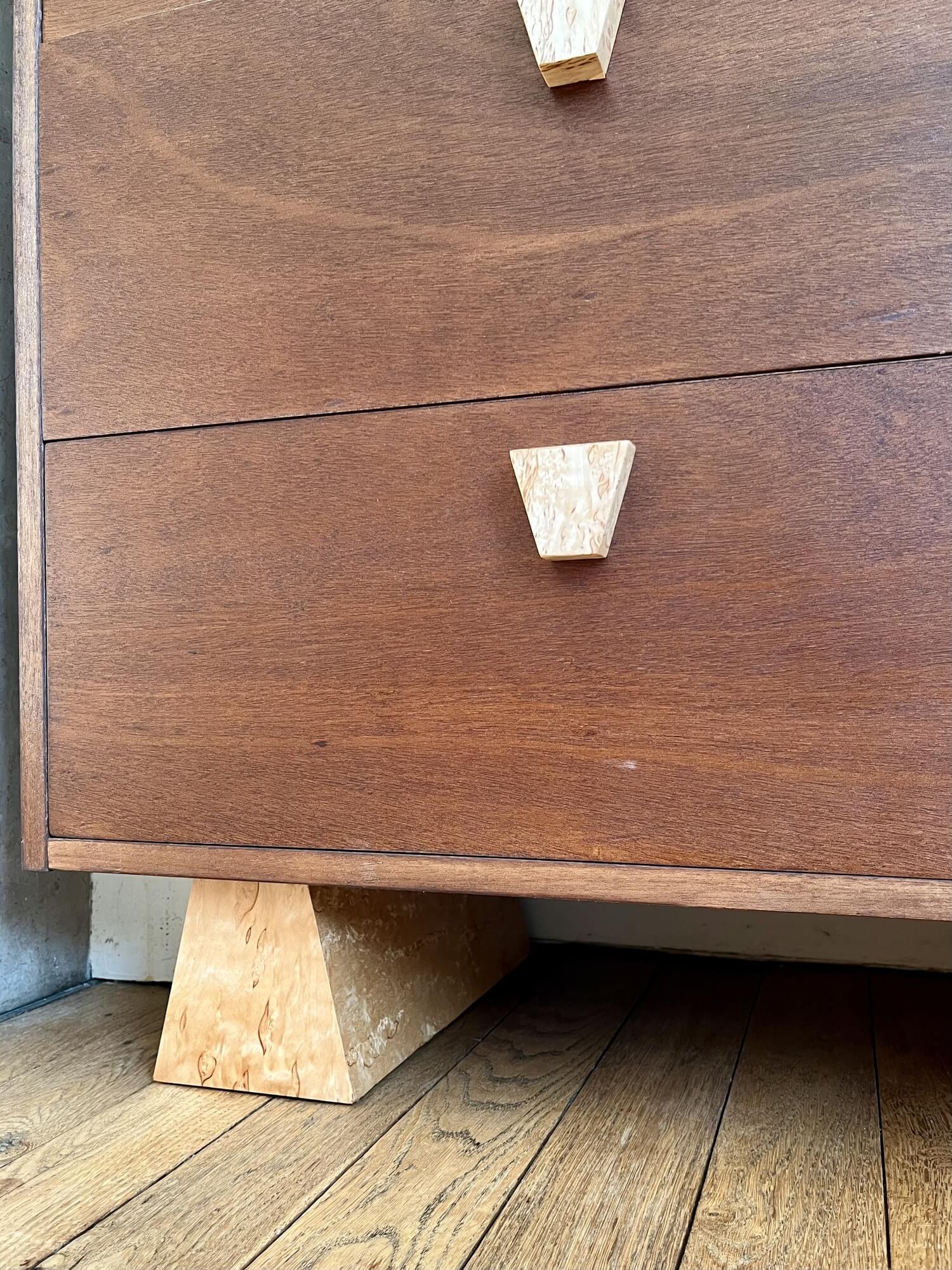 Cette chaise en bois classique offre un confort exceptionnel et un design intemporel. Idéale pour compléter n'importe quelle salle à manger ou bureau.