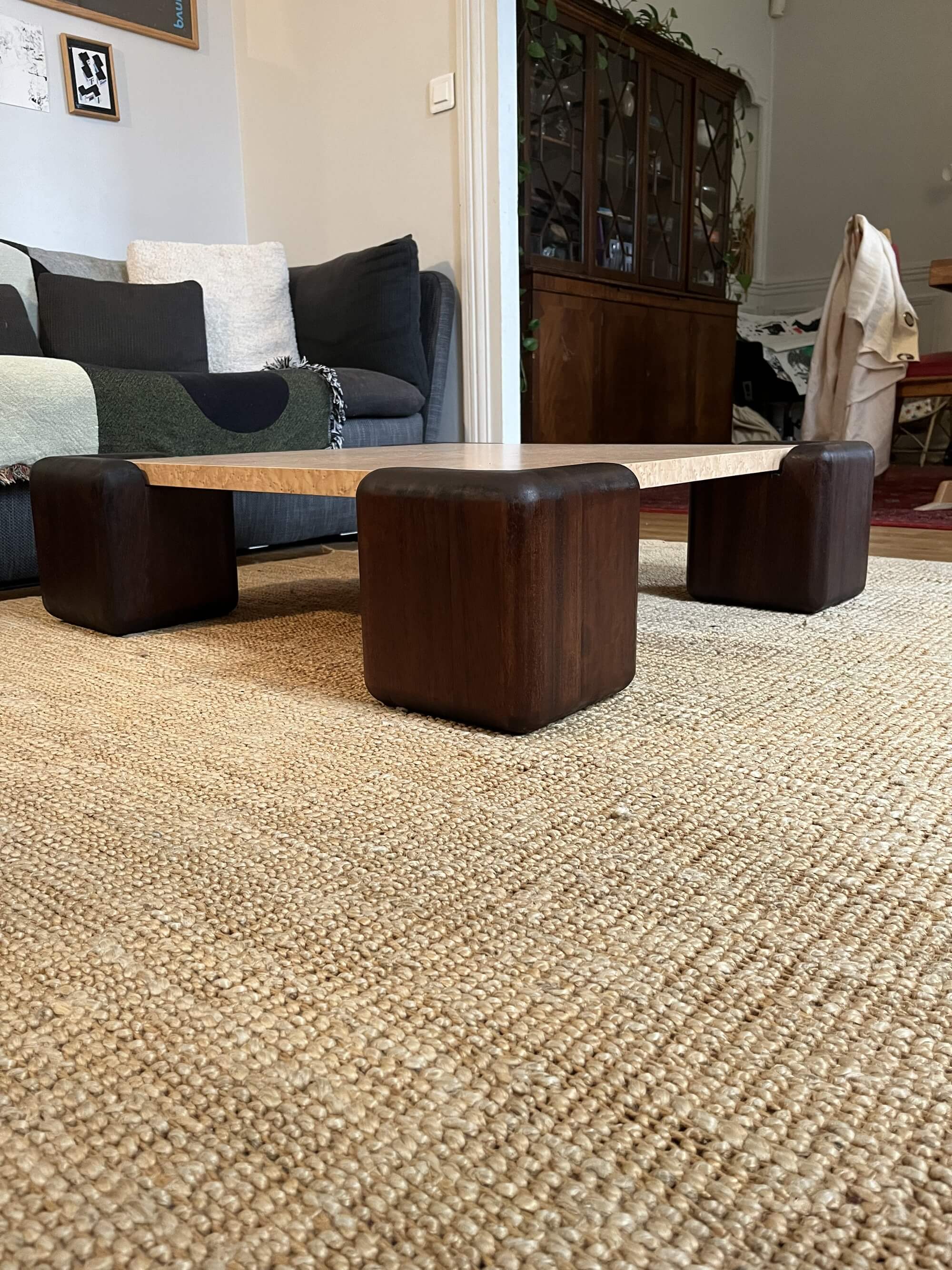 Cette étagère murale en bois est parfaite pour exposer vos livres et objets décoratifs. Son design minimaliste s'intègre facilement dans tout intérieur.