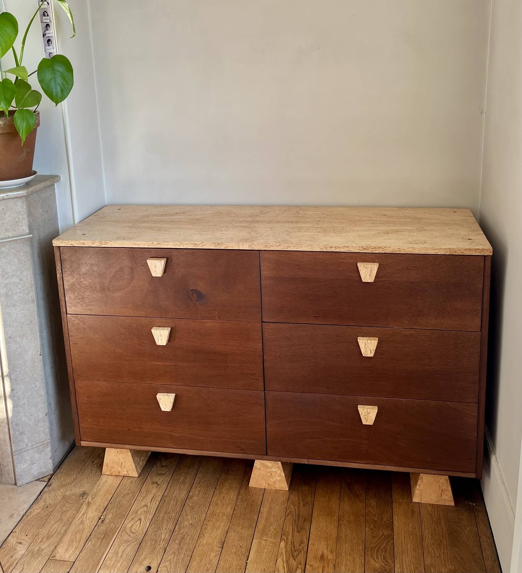 Cette chaise en bois classique offre un confort exceptionnel et un design intemporel. Idéale pour compléter n'importe quelle salle à manger ou bureau.