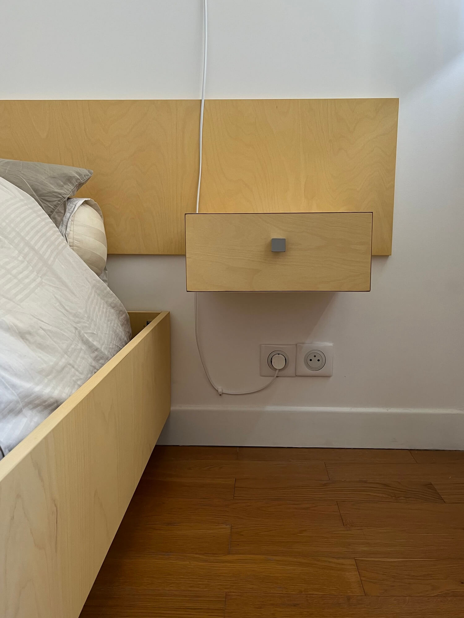 Tête de lit avec chevets integrés, lit flottant et commode sur-mesure en bouleau teinté et huilé.  