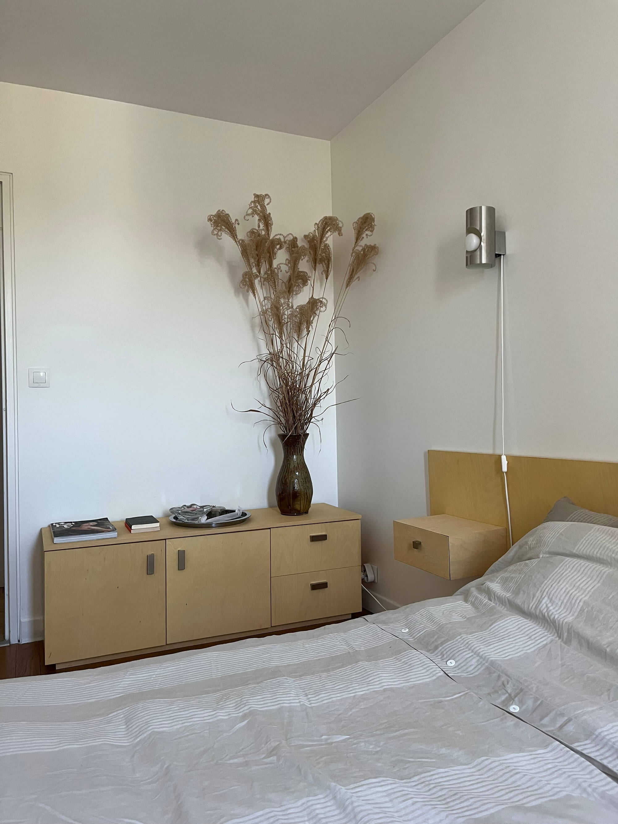 Tête de lit avec chevets integrés, lit flottant et commode sur-mesure en bouleau teinté et huilé.  