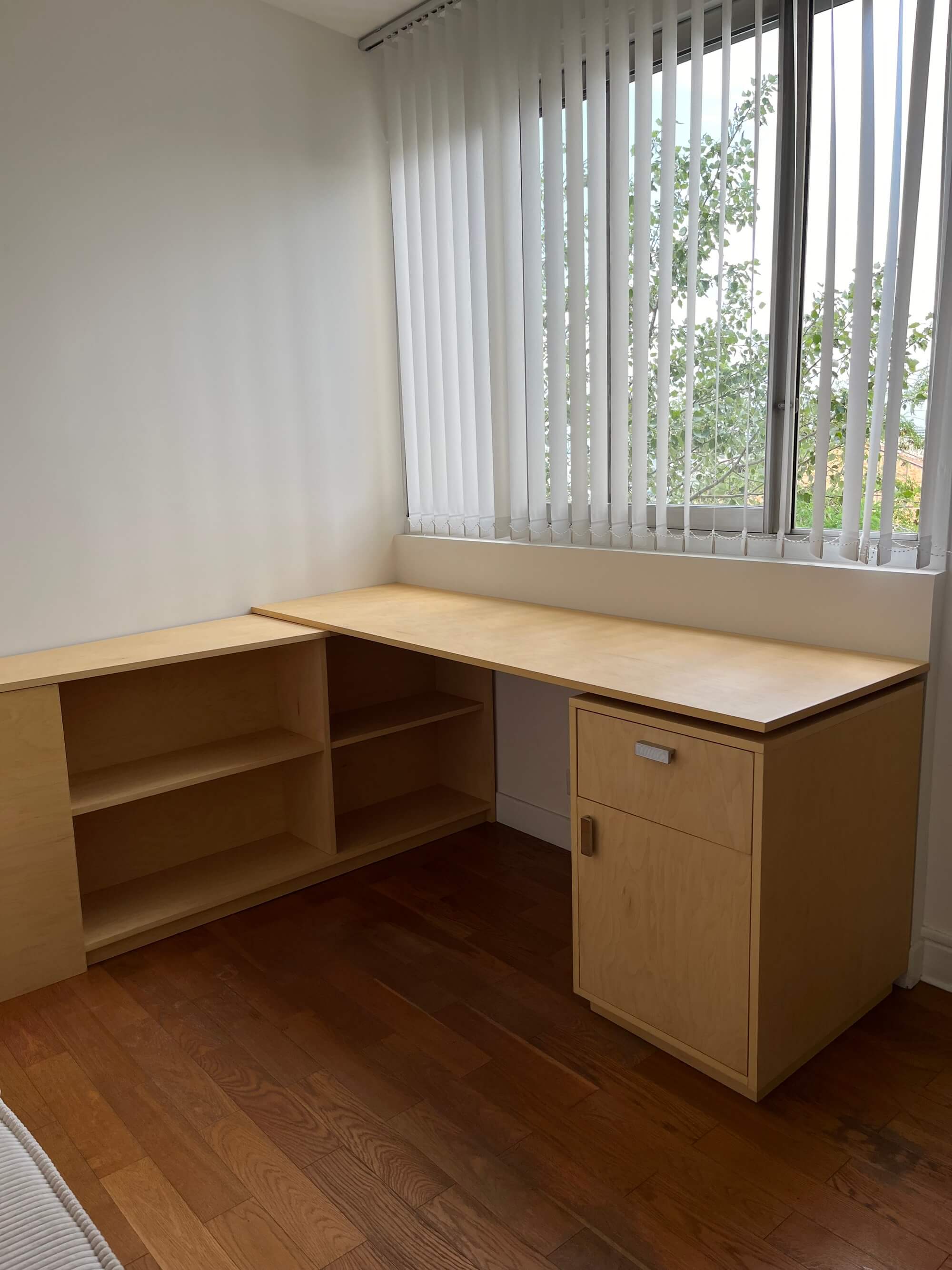 Bureau sur-mesure en bouleau teinté et huilé. Poignées la quincaillerie.  