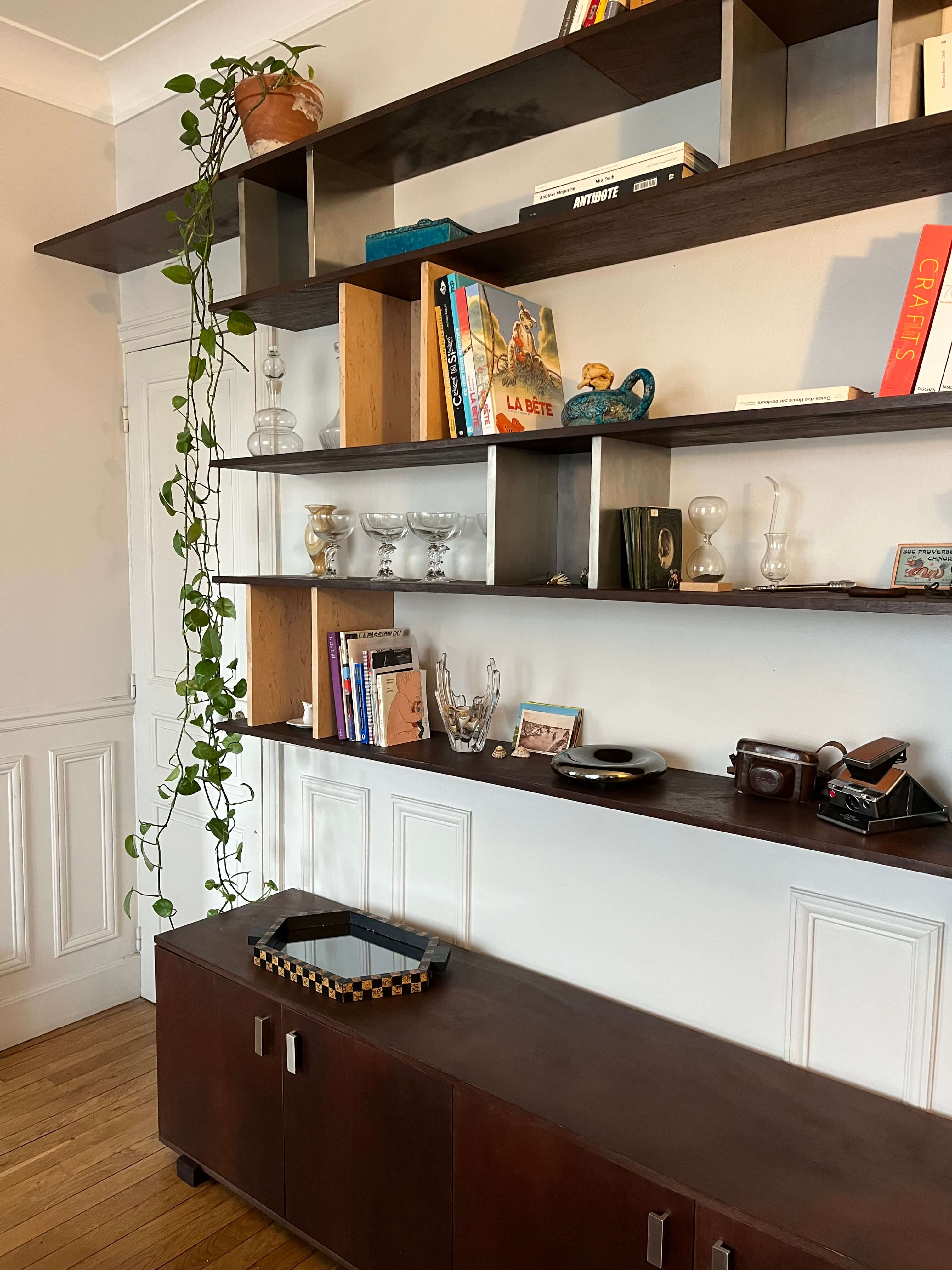 Etagères sur-mesure en okoumé teinté et huilé, aluminium et bouleau madré vernis. Meuble bas en okoumé teinté et huilé. Poignées la quincaillerie.