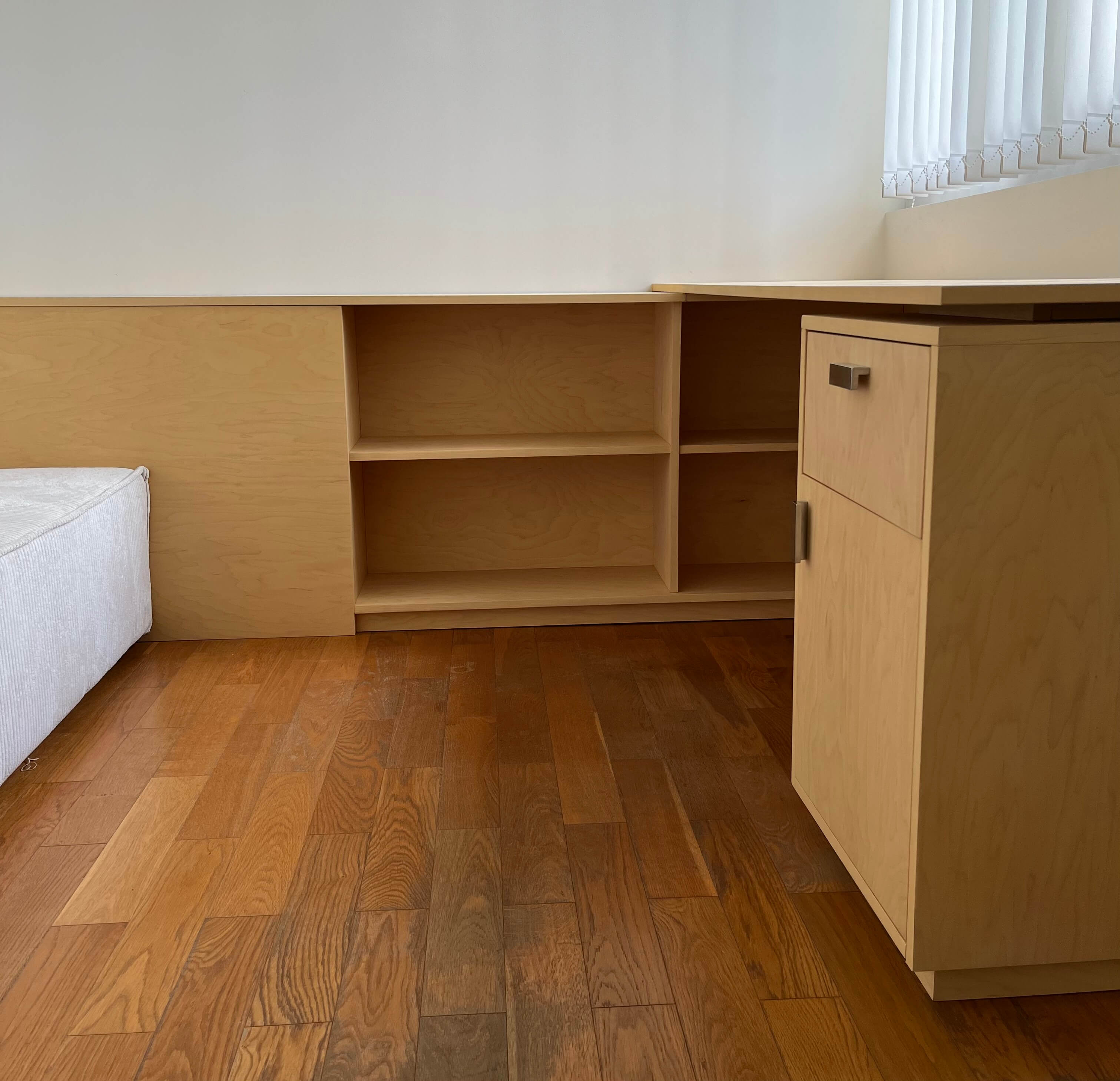 Bureau sur-mesure en bouleau teinté et huilé. Poignées la quincaillerie.  