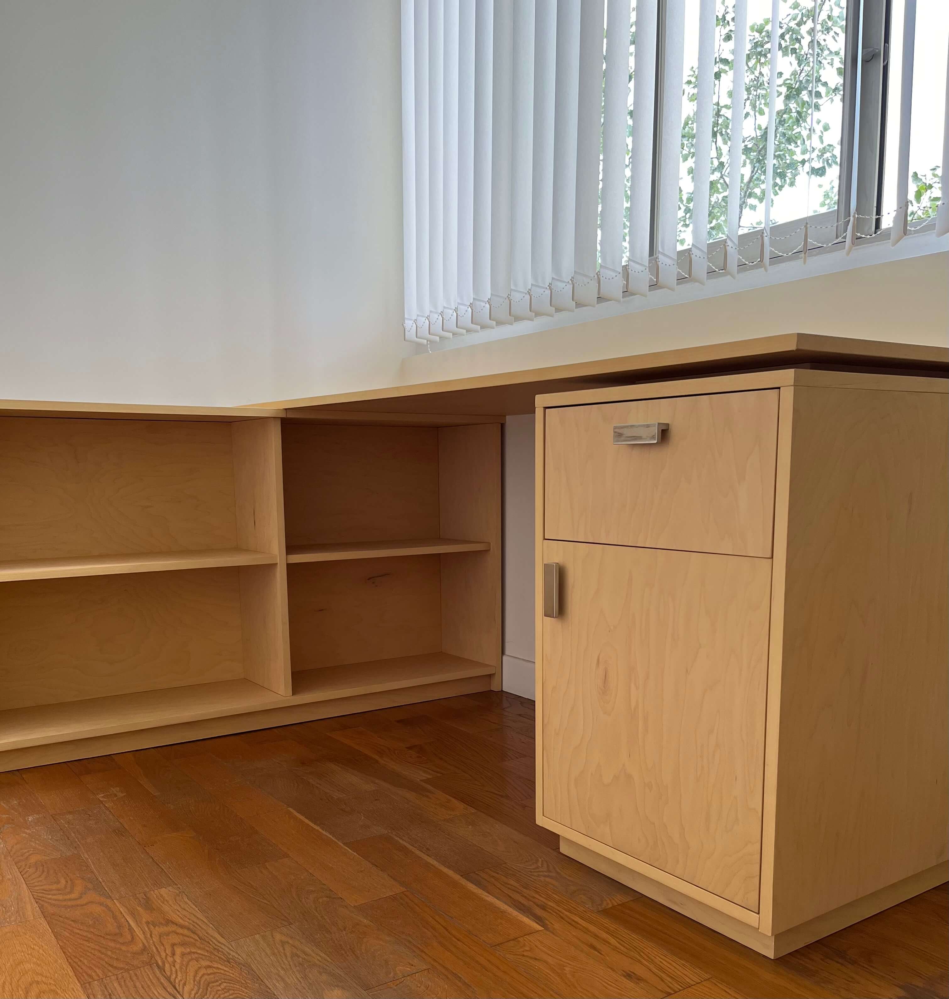 Bureau sur-mesure en bouleau teinté et huilé. Poignées la quincaillerie.  