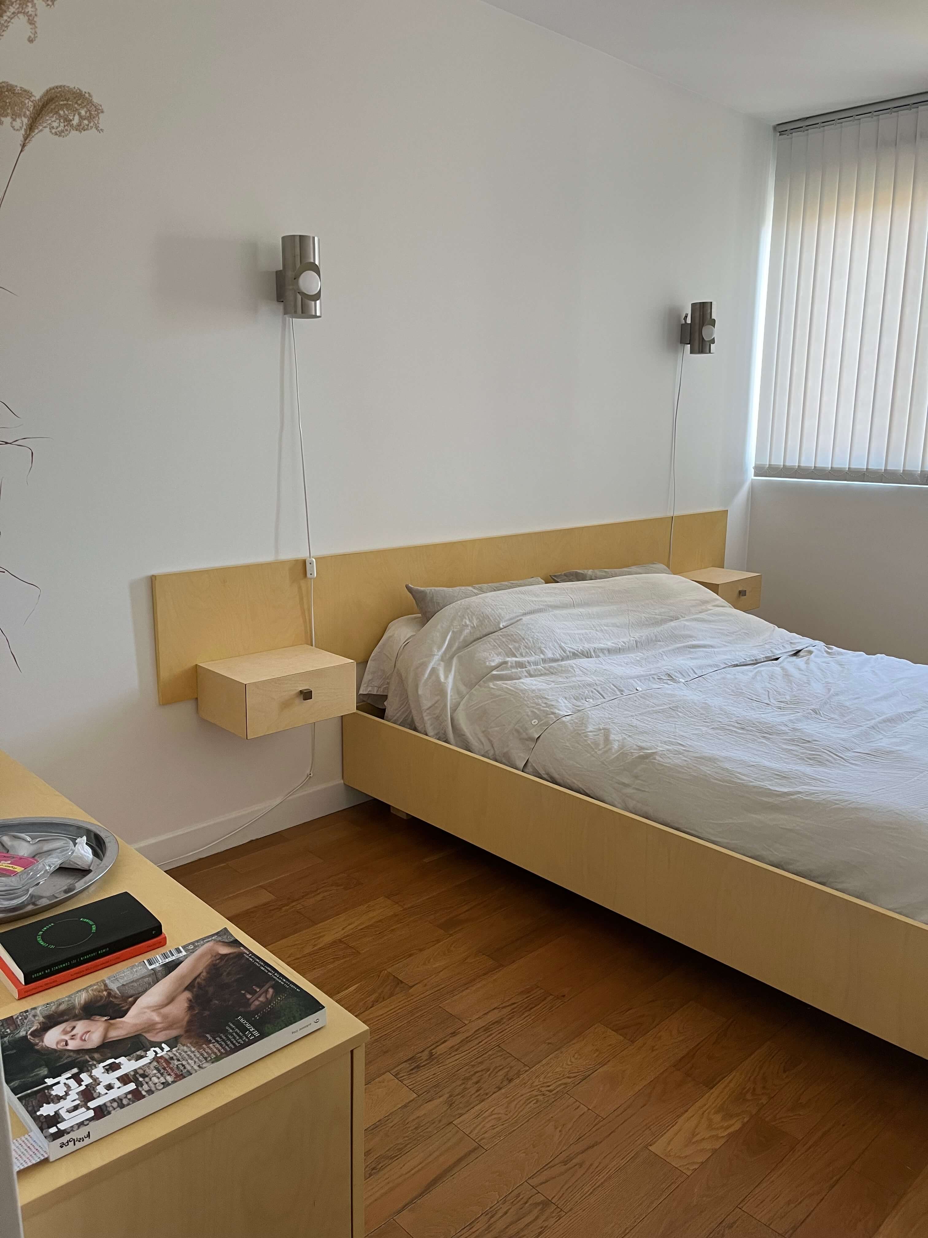 Tête de lit avec chevets integrés, lit flottant et commode sur-mesure en bouleau teinté et huilé.  