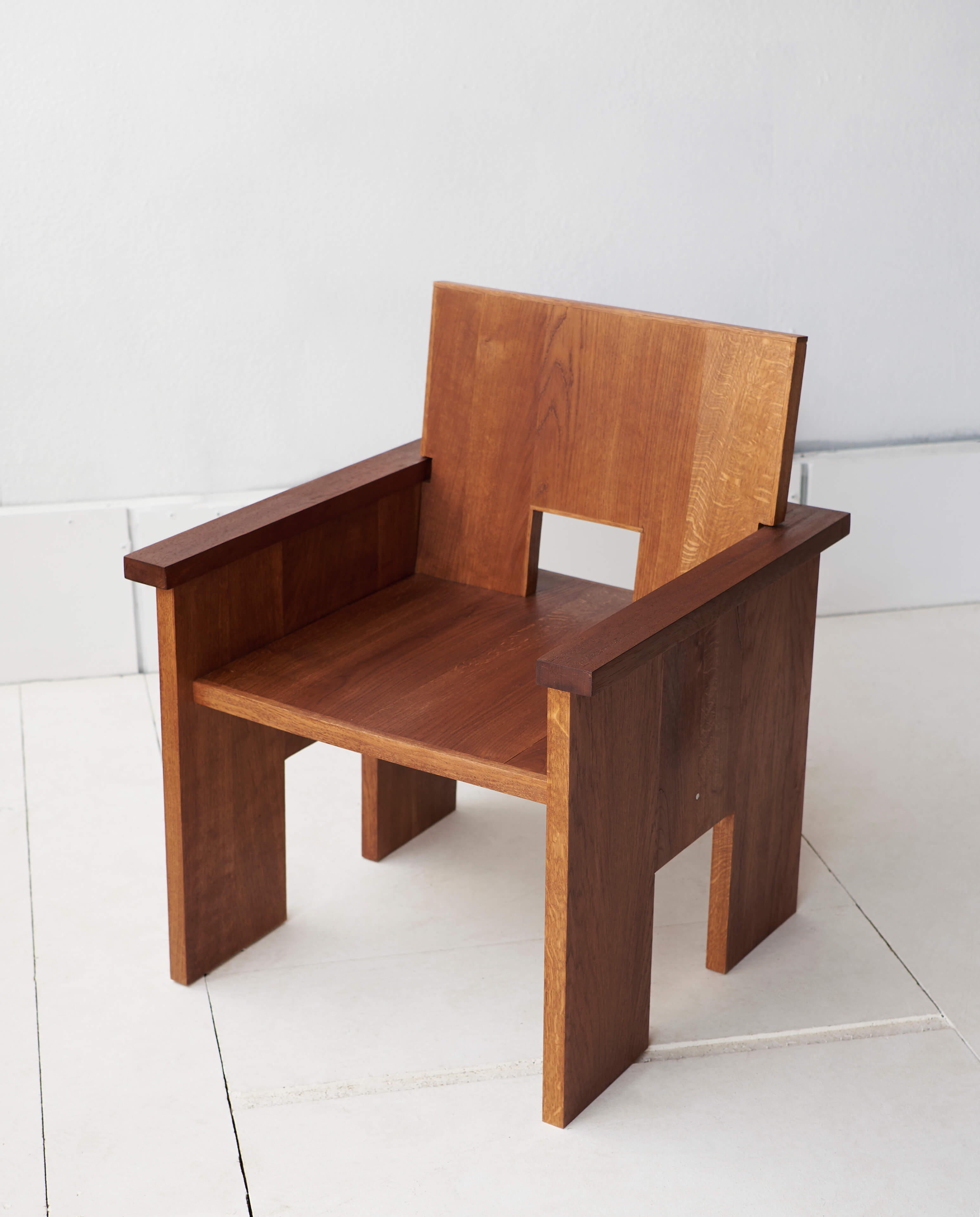 Cette table basse en bois stylée est parfaite pour votre salon. Son design unique et sa finition soignée en font un élément central de votre décoration.