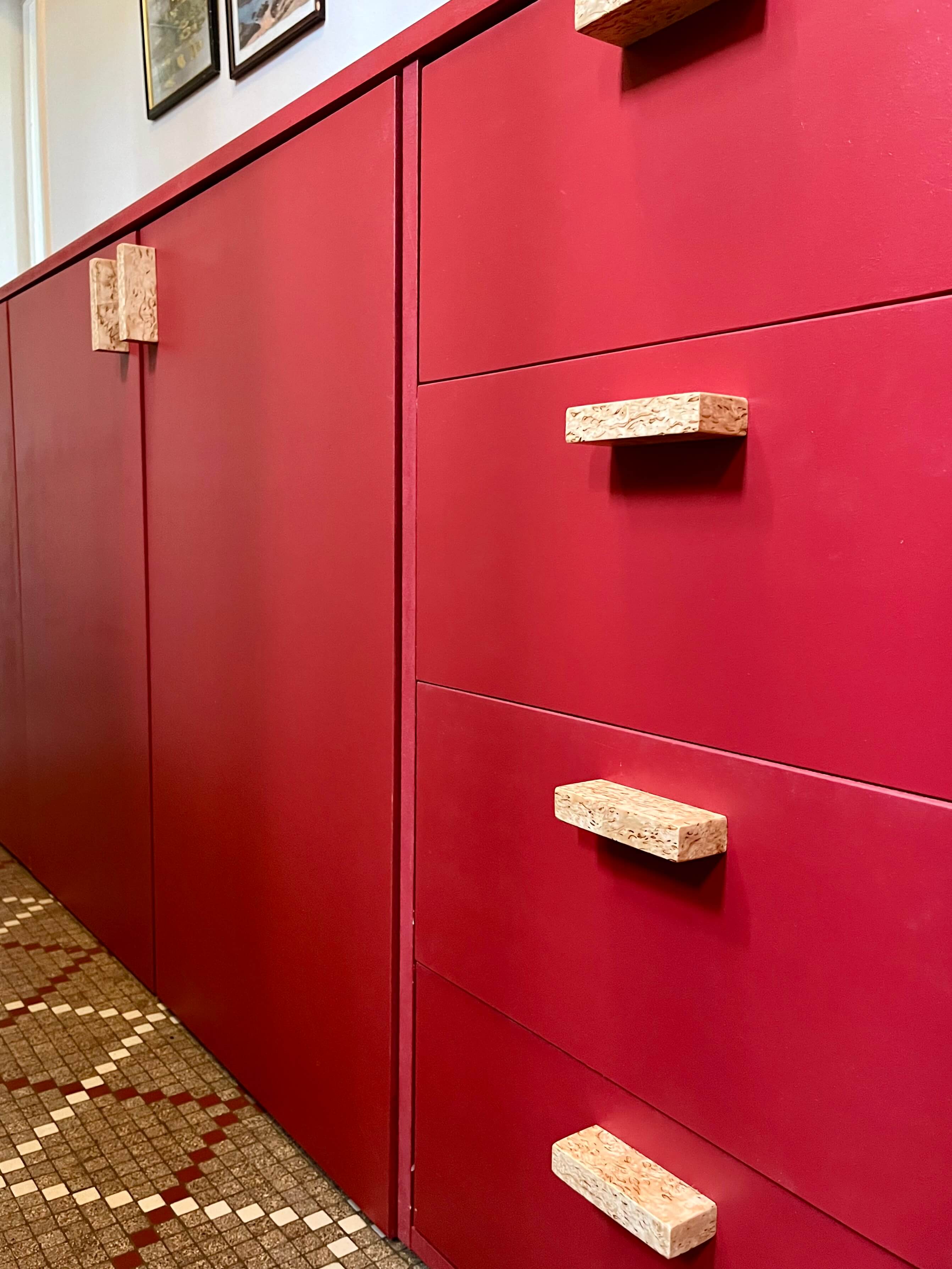 Enfilade sur-mesure en MDF peint et poignées plaquées en bouleau madré vernis. 
