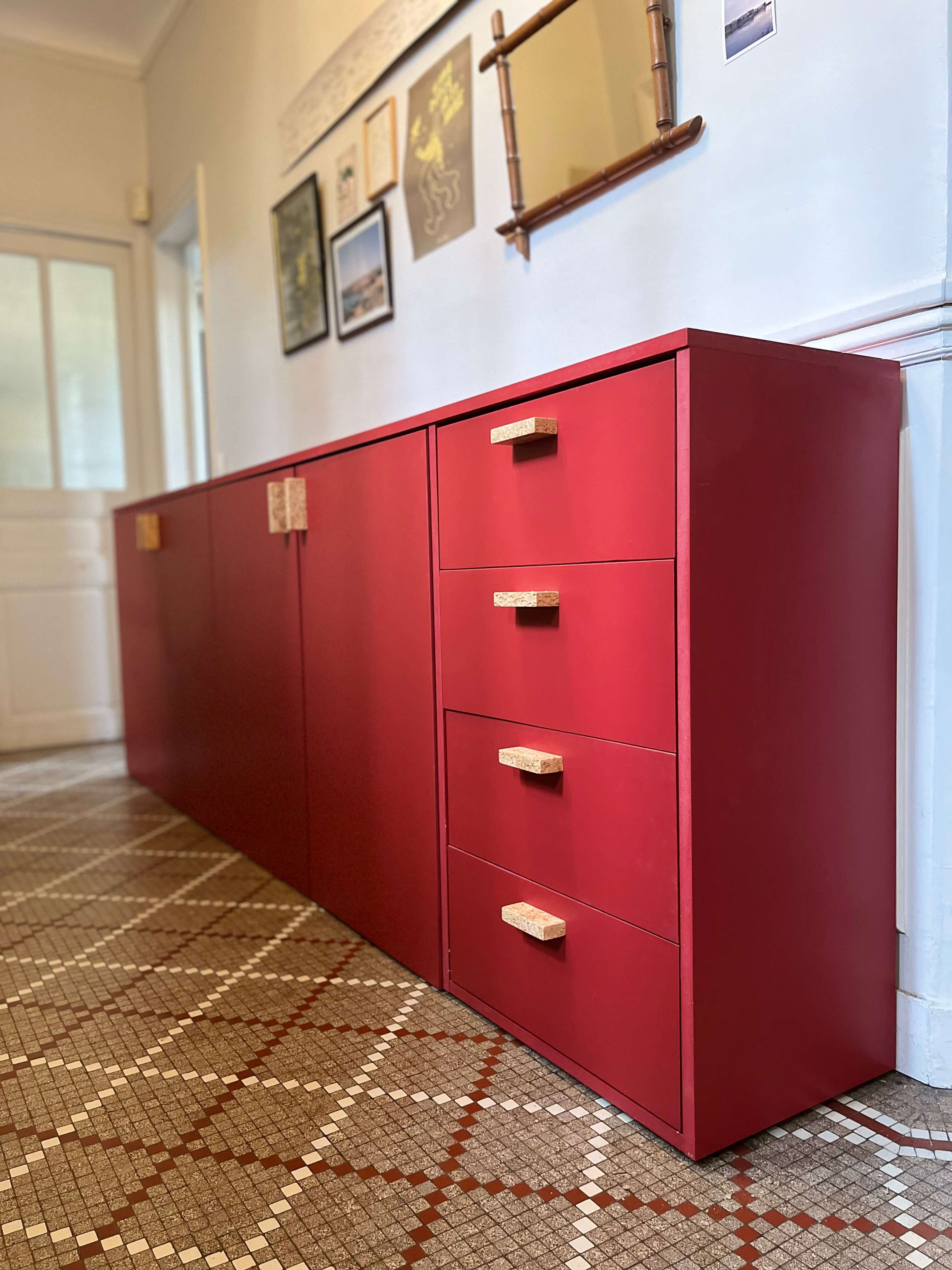 Enfilade sur-mesure en MDF peint et poignées plaquées en bouleau madré vernis. 