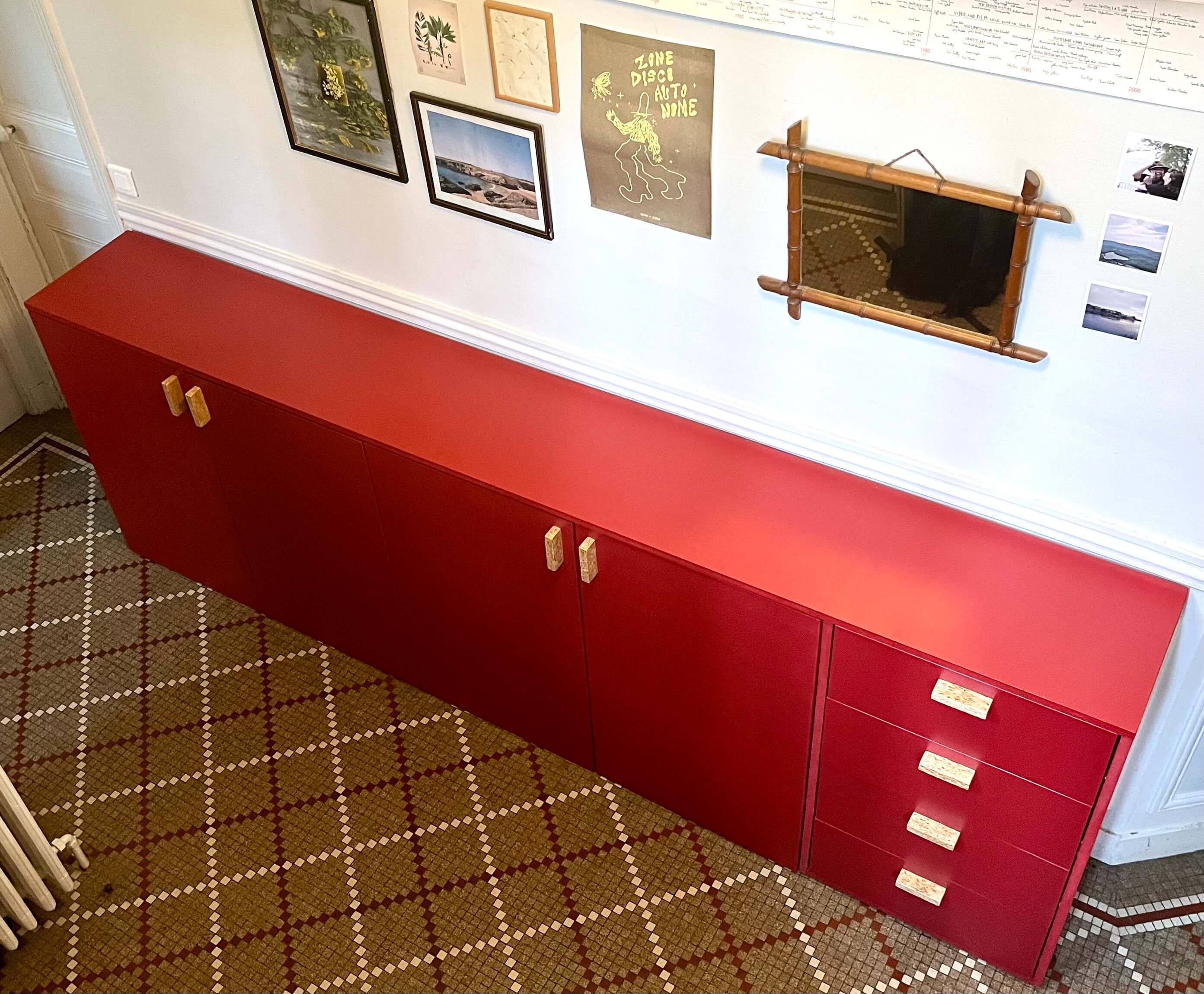 Enfilade sur-mesure en MDF peint et poignées plaquées en bouleau madré vernis. 