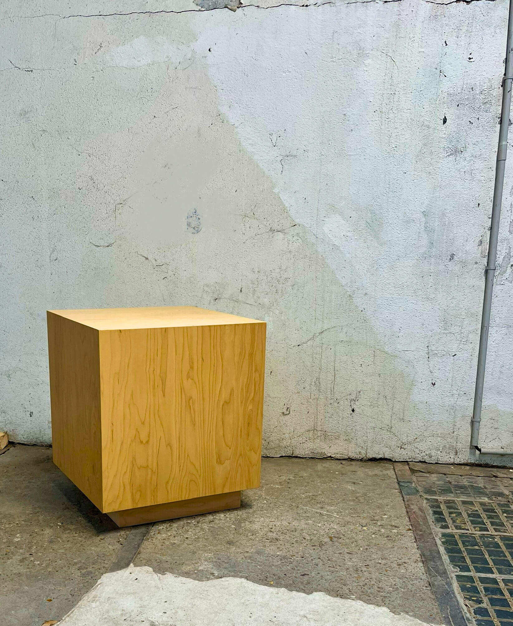 Ce cabinet en bois vintage ajoute une touche d'élégance à votre espace. Avec ses portes en verre, il est parfait pour afficher vos objets de valeur.