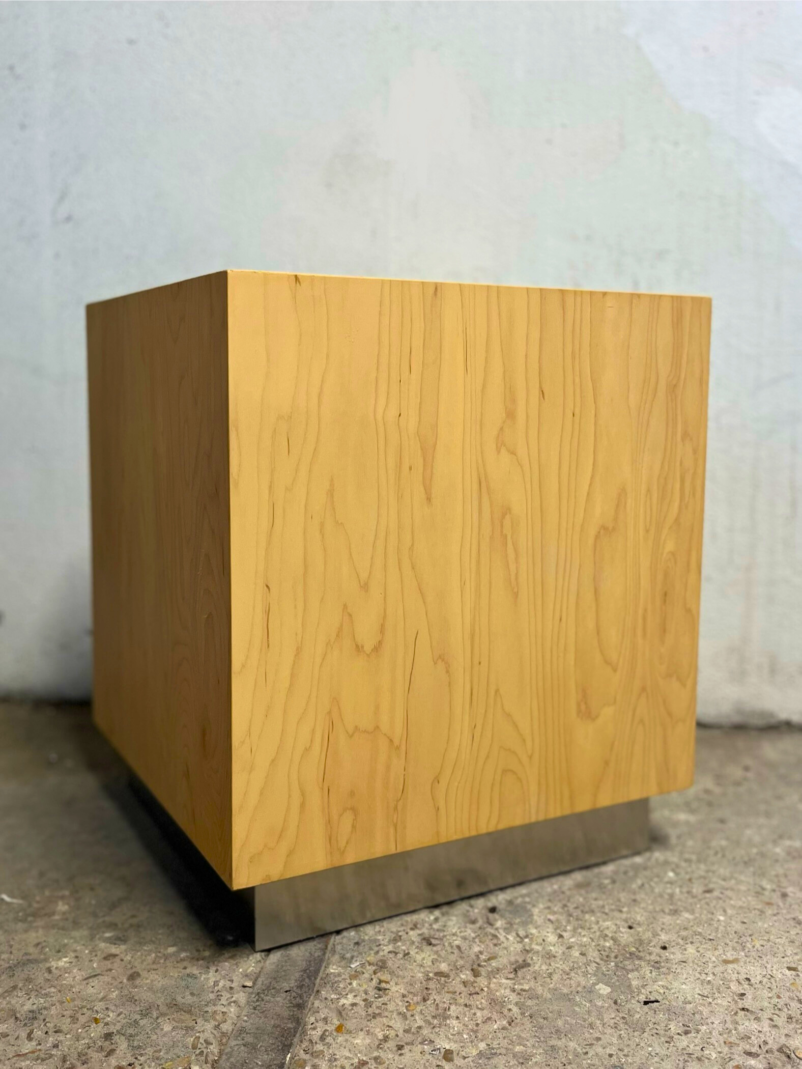 Ce cabinet en bois vintage ajoute une touche d'élégance à votre espace. Avec ses portes en verre, il est parfait pour afficher vos objets de valeur.