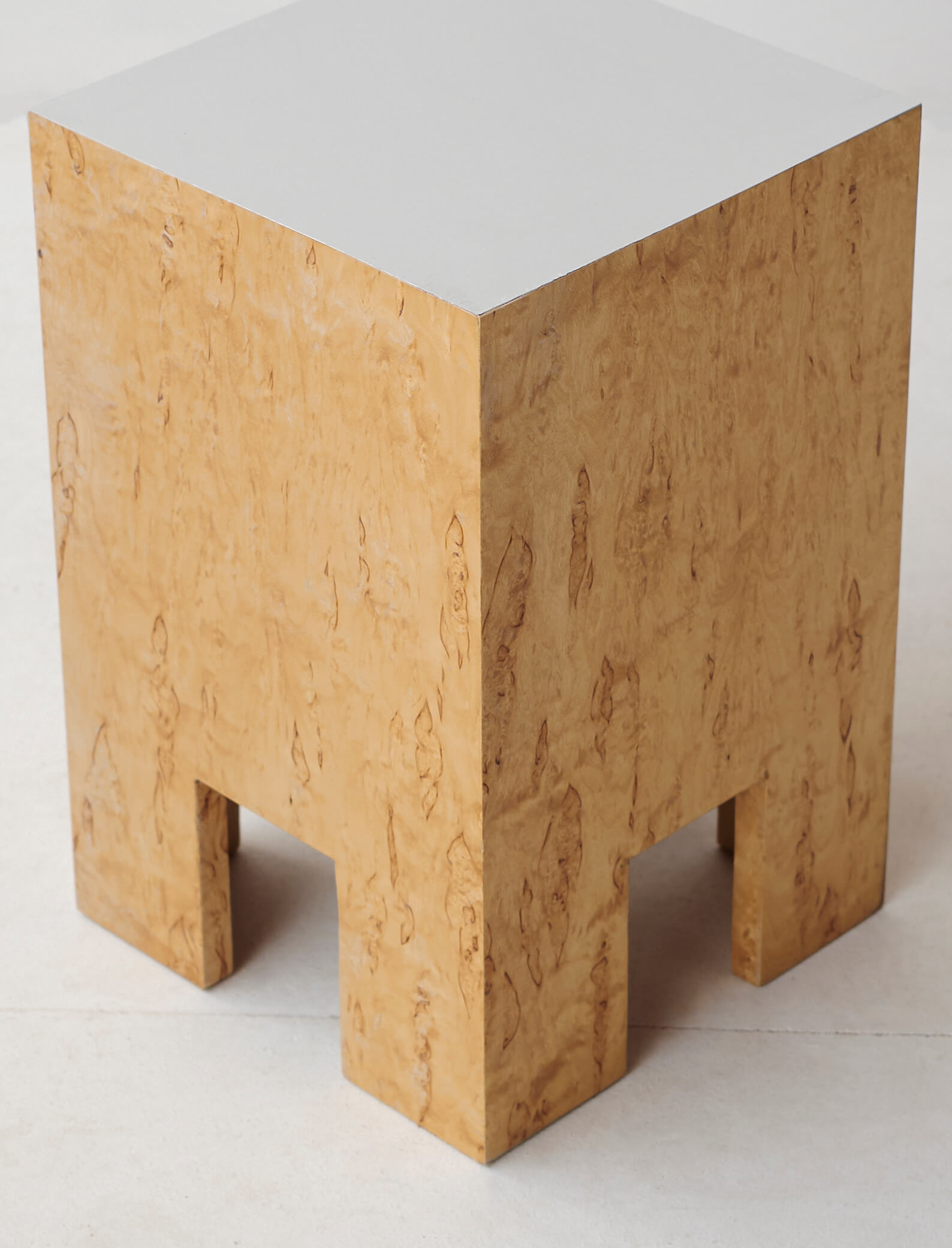 Ce banc en bois pour jardin est idéal pour profiter de l'extérieur. Sa construction robuste garantit une durabilité à long terme.