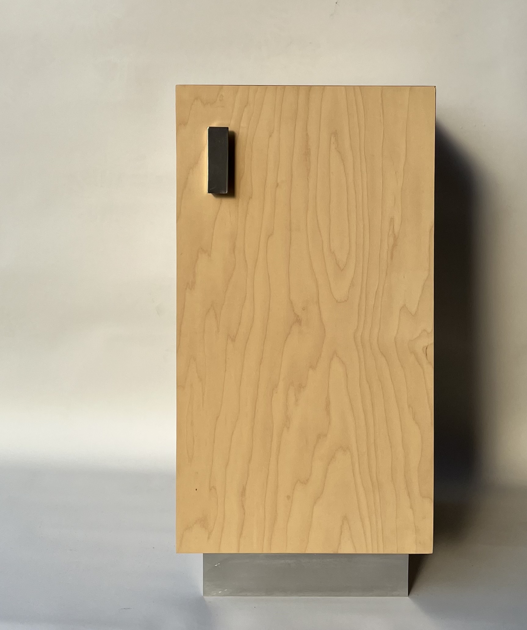 Cette table à manger en chêne rustique est parfaite pour les repas en famille. Sa finition naturelle met en valeur la beauté du bois, et elle peut accueillir jusqu'à huit personnes.