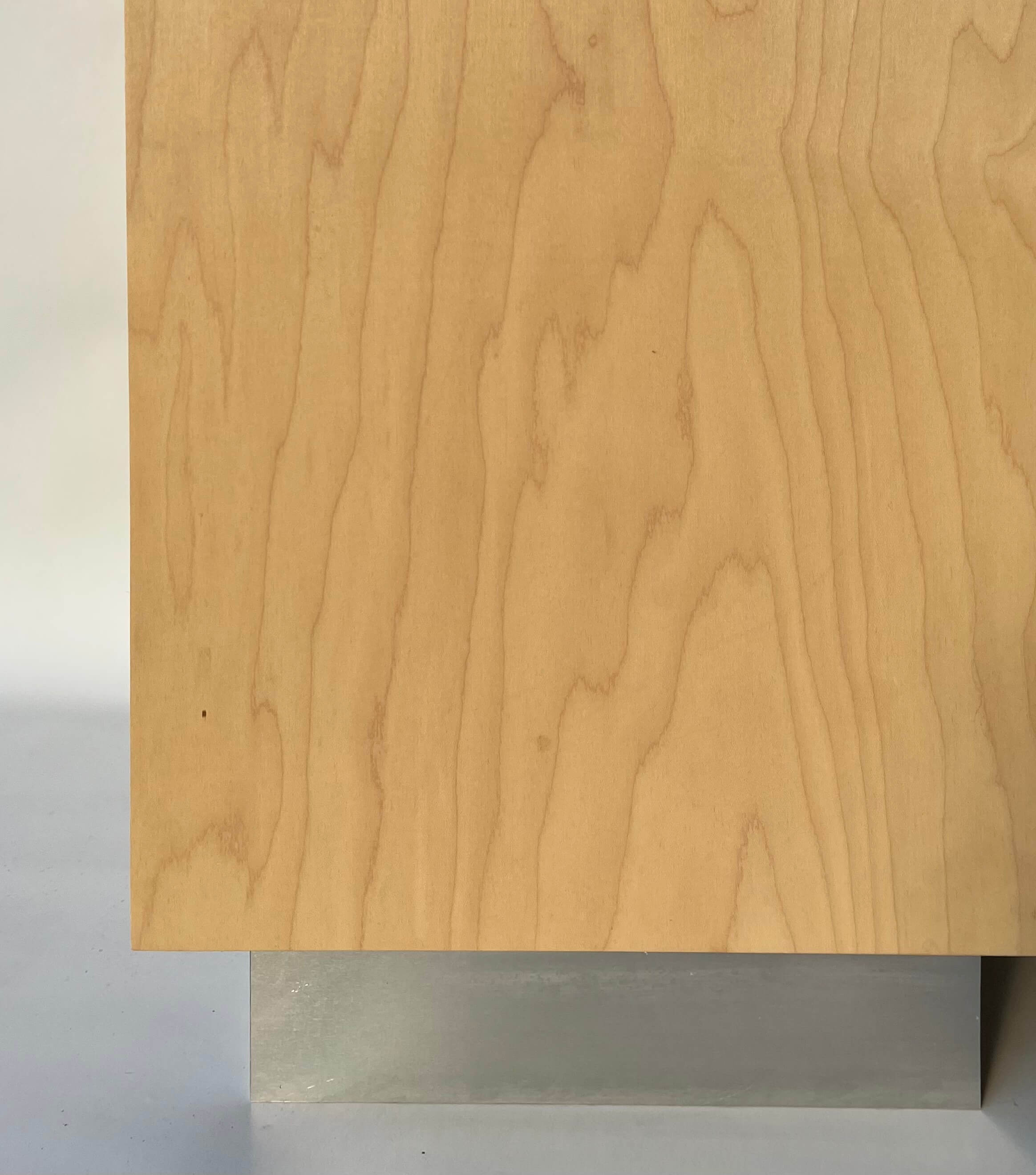 Cette table à manger en chêne rustique est parfaite pour les repas en famille. Sa finition naturelle met en valeur la beauté du bois, et elle peut accueillir jusqu'à huit personnes.