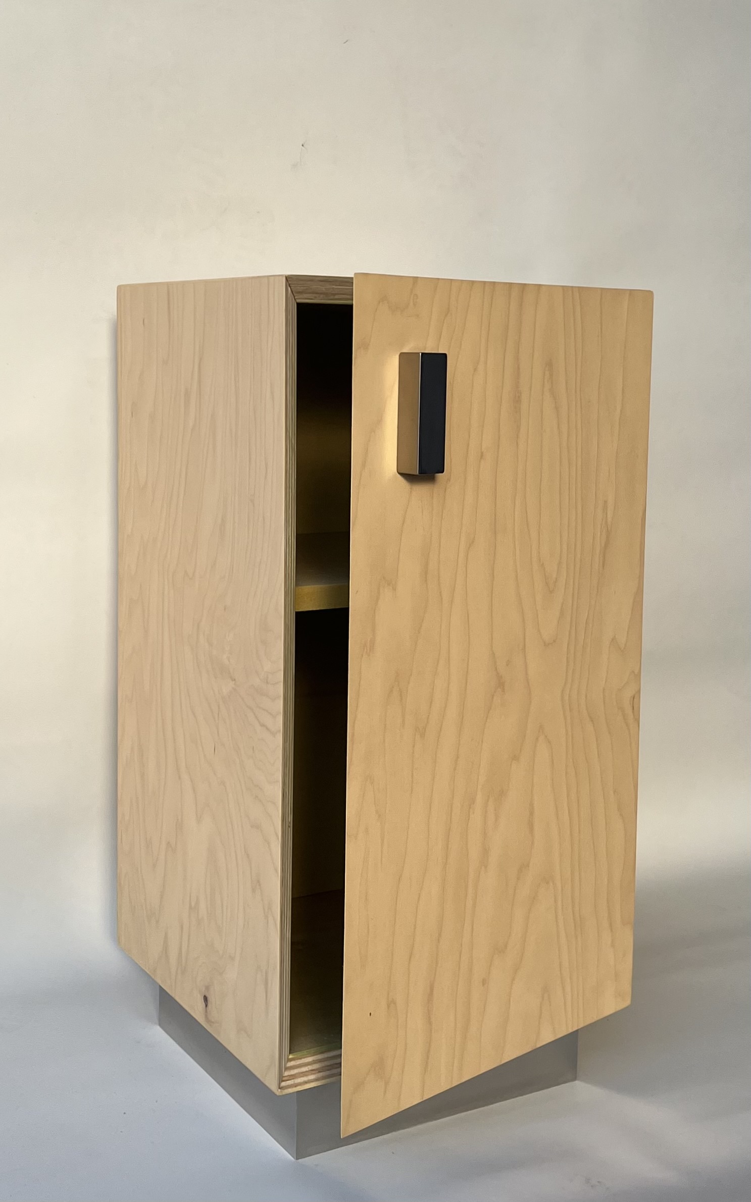 Cette table à manger en chêne rustique est parfaite pour les repas en famille. Sa finition naturelle met en valeur la beauté du bois, et elle peut accueillir jusqu'à huit personnes.