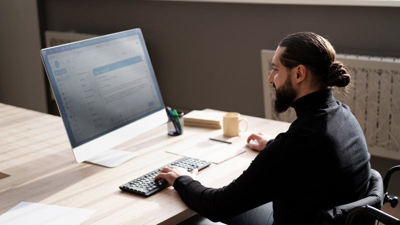 Working while an automatic time tracking tool captures all computer activity
