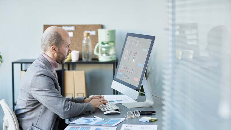 Employee performing an estimate based on analogous data