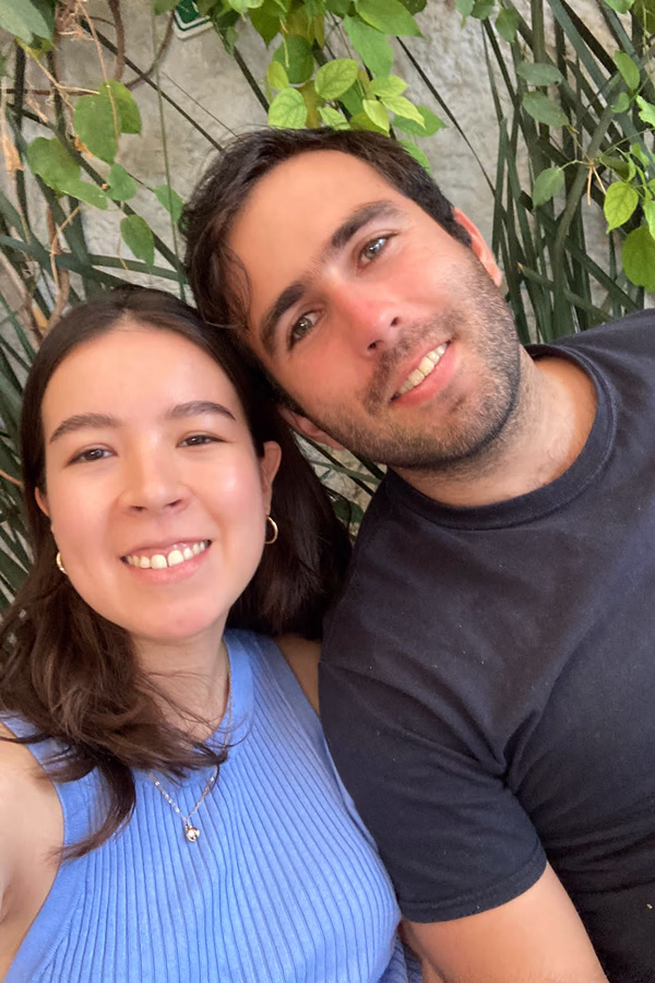 Arantxa y Eugenio tomándose una selfie durante la tarde en 2023 en Olinka, un restaurante en Queretaro.