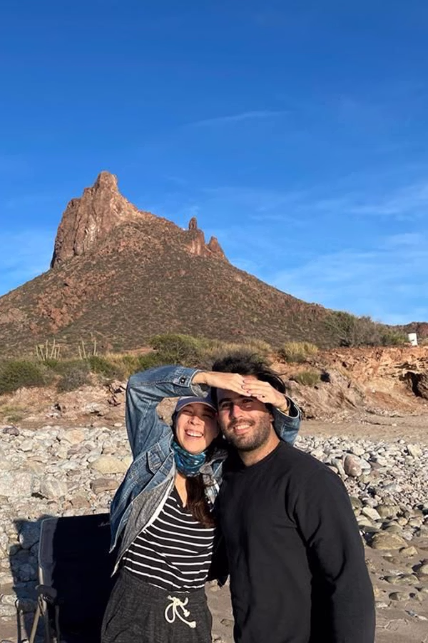 Arantxa tapándole el sol con las manos a Eugenio durante la tarde en una visita a San Carlos en 2021.