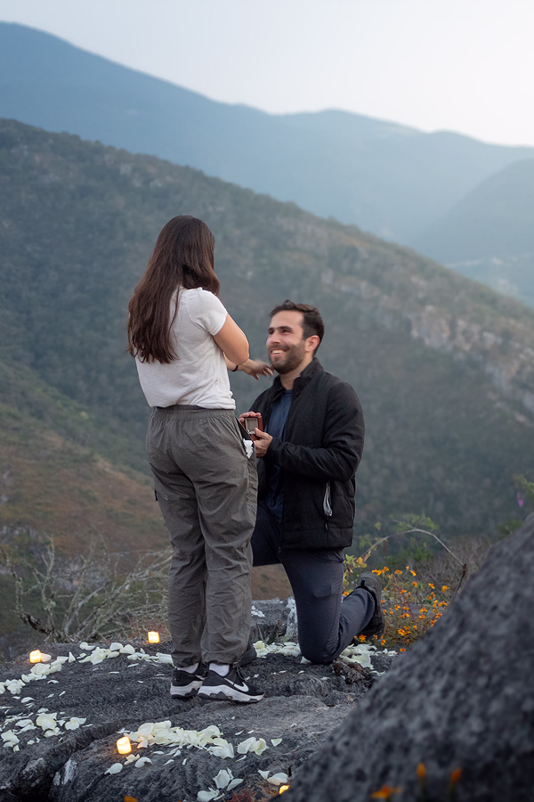 Propuesta de matrimonio de Eugenio a Arantxa en la sierra en Querétaro durante Noviembre 2024.