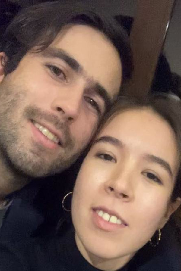 Arantxa y Eugenio tomándose una selfie durante una cena de navidad en 2020.
