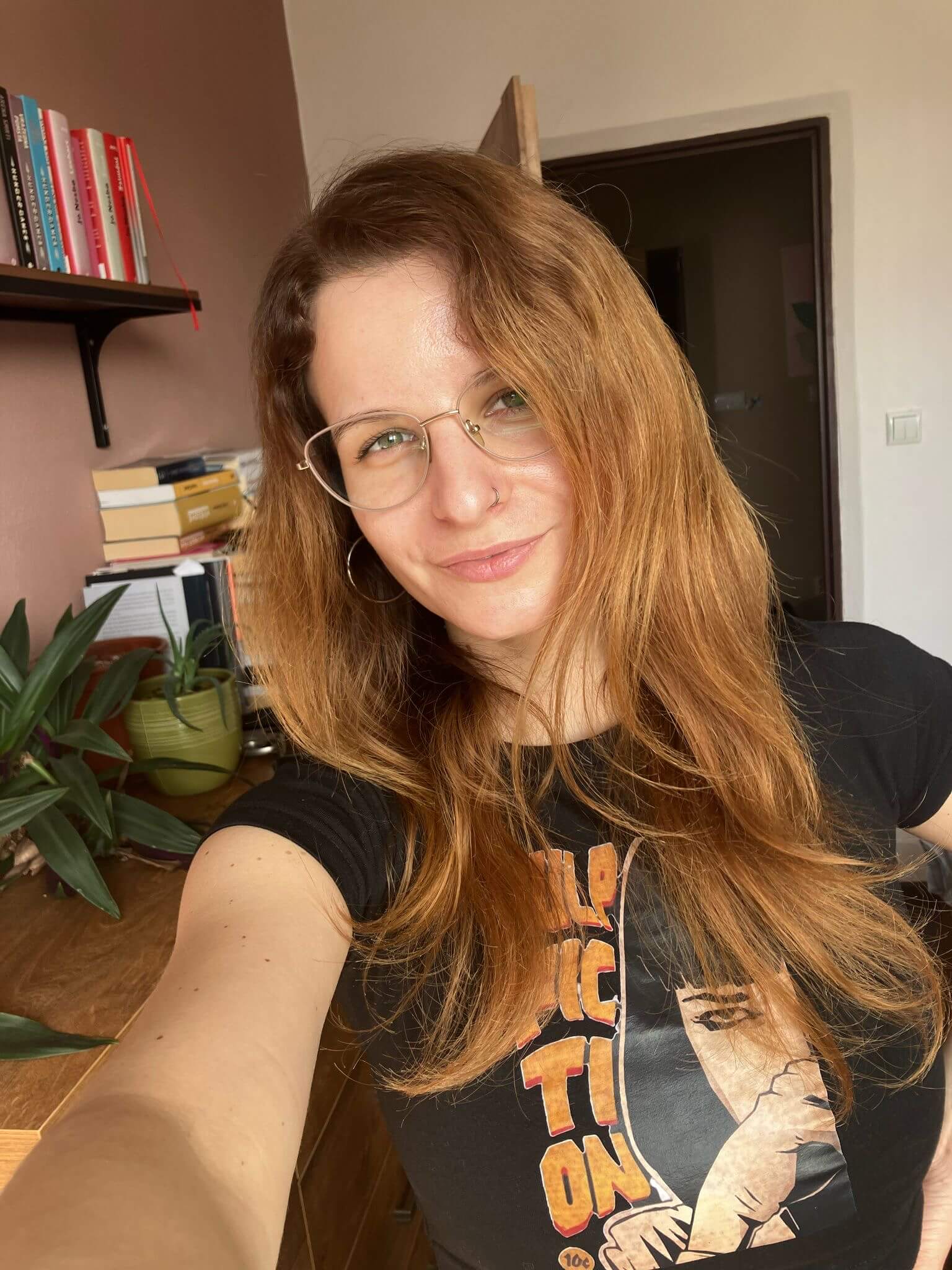 Spokojená mladá žena v přírodě – symbol zdraví, klidu a návratu k sobě po zvládnutí refluxu přirozenou cestou