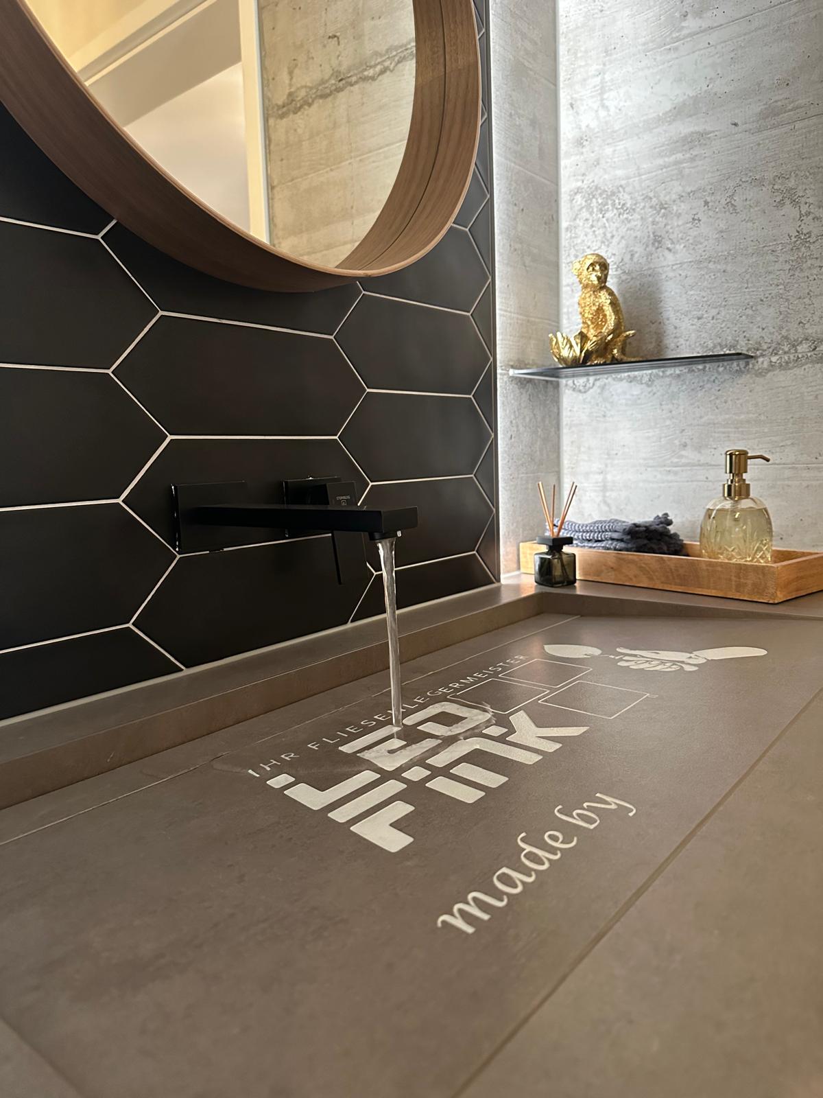 Bild eines Waschtisches mit Spiegel