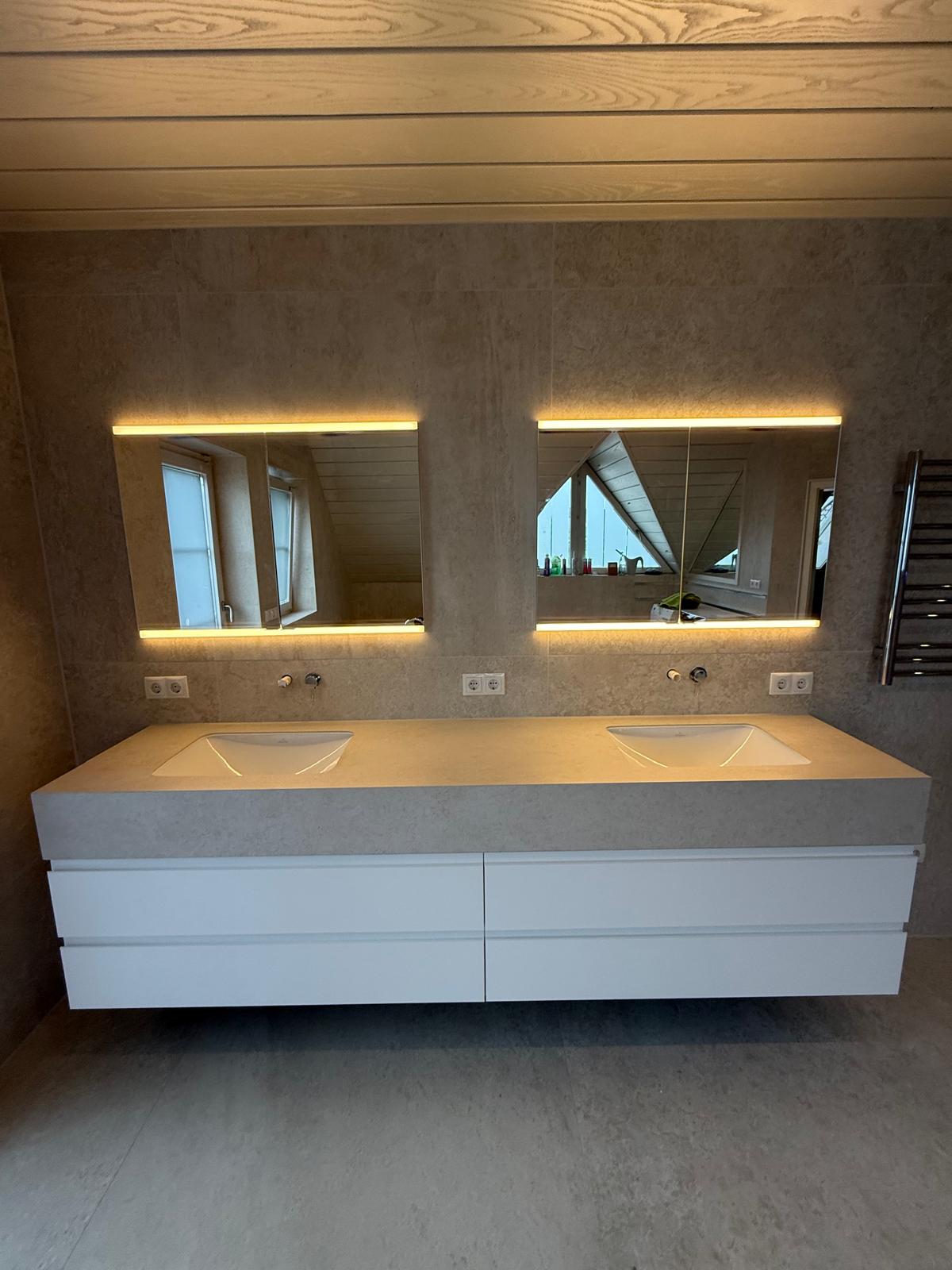 Bild zweier Waschtische mit Spiegel