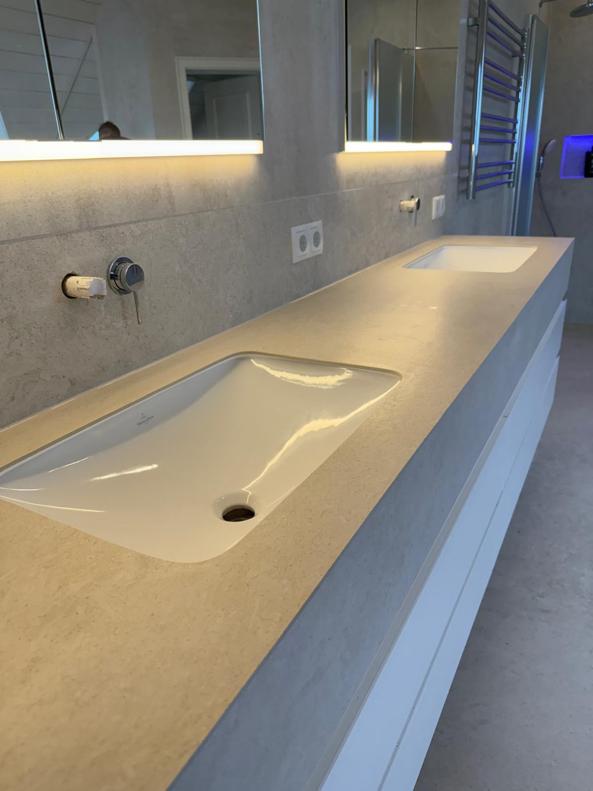 Bild eines Waschtisches mit Spiegel