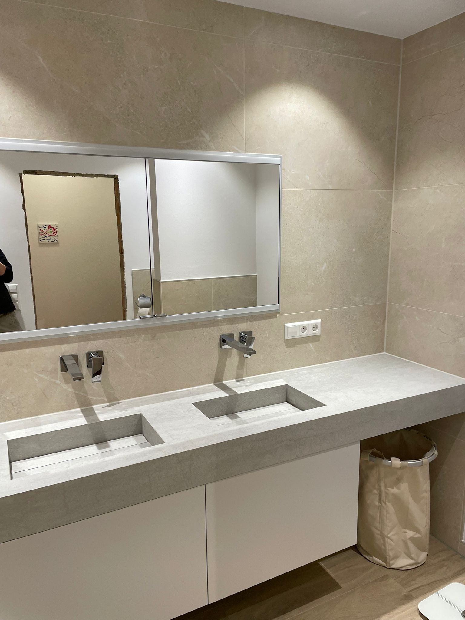 Bild eines Waschtisches mit Spiegel