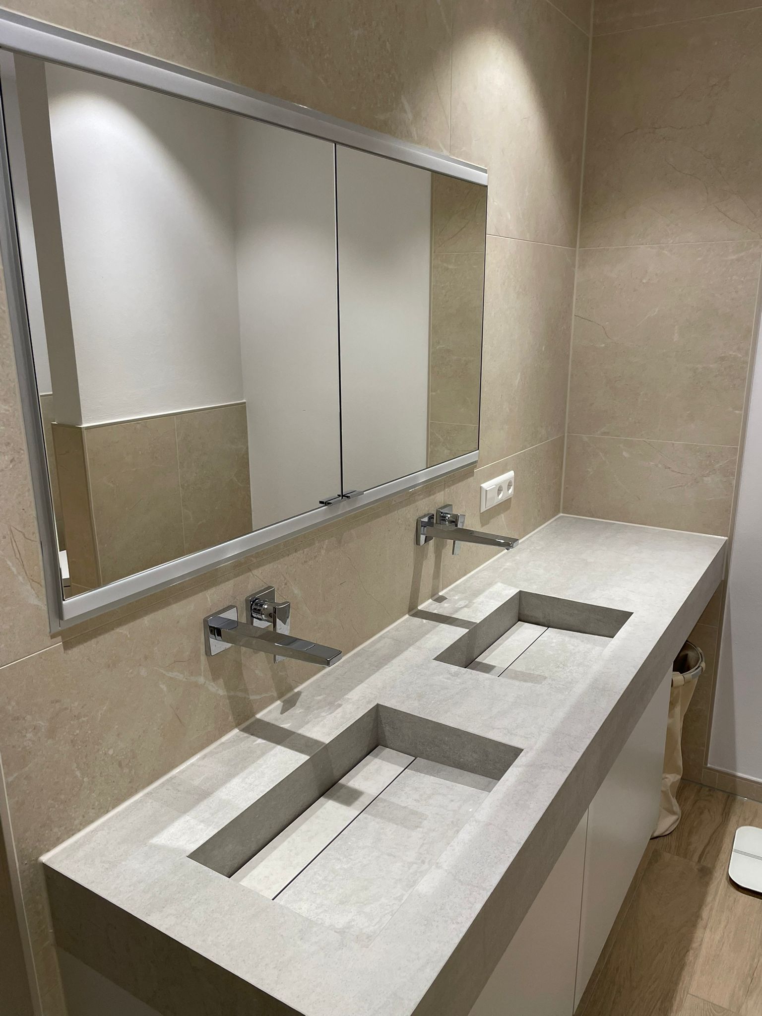 Bild eines Waschtisches mit Spiegel