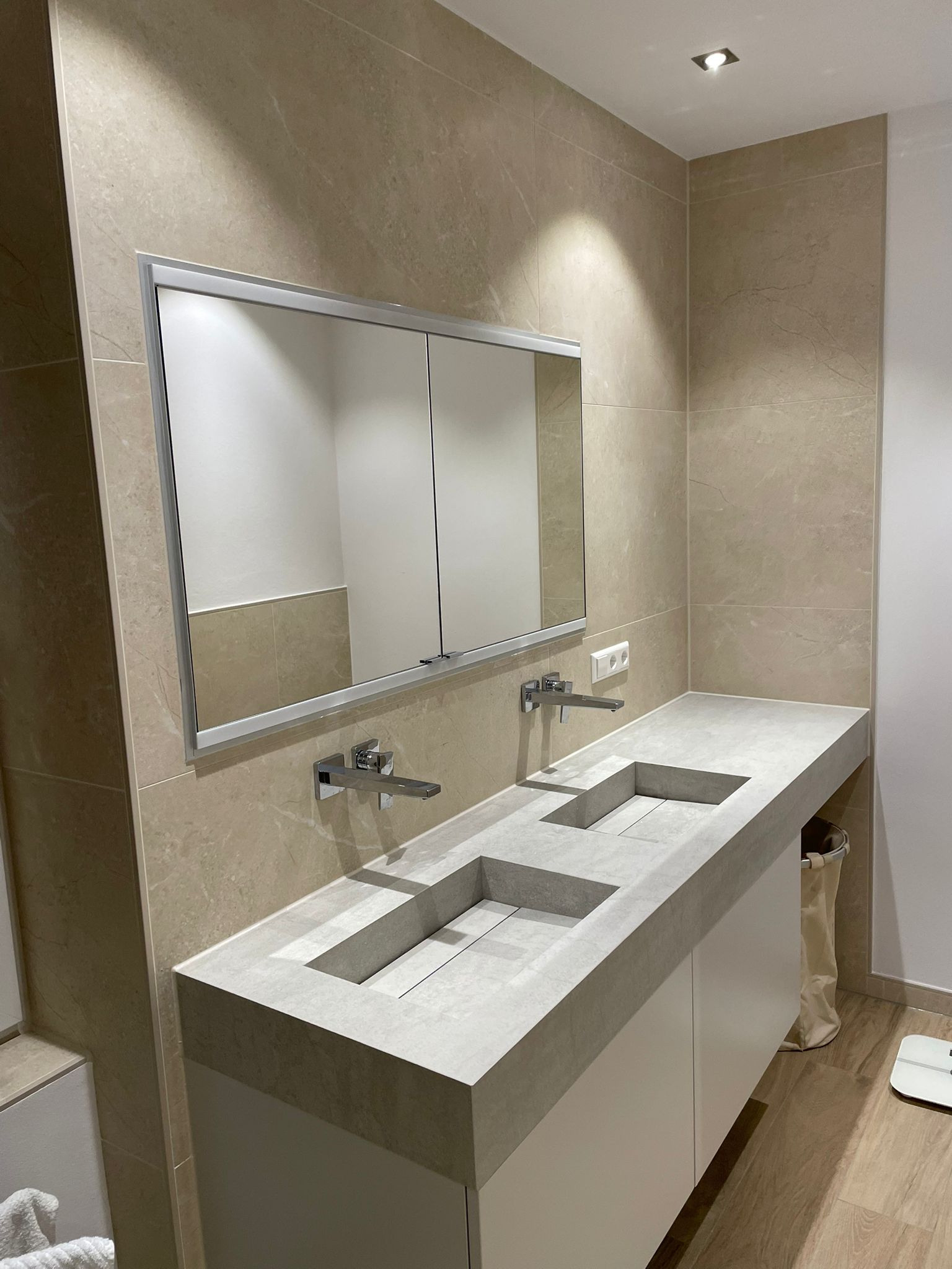 Bild eines Waschtisches mit Spiegel