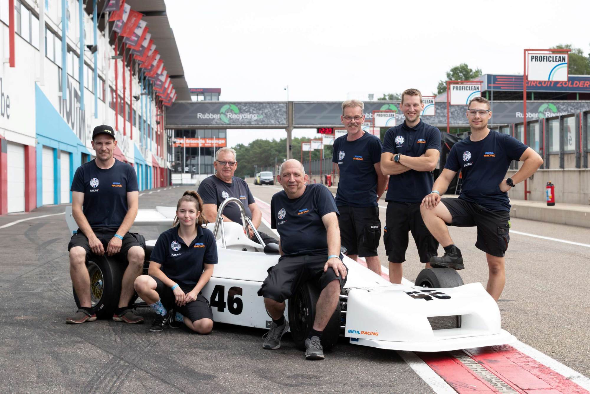 Biehl Racing Team mit 2 Rennwagen vor Boxengasse