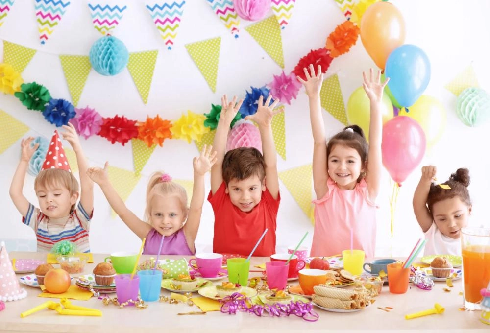 Fiesta infantil con decoración colorida, juegos y animación para niños en celebración de cumpleaños.