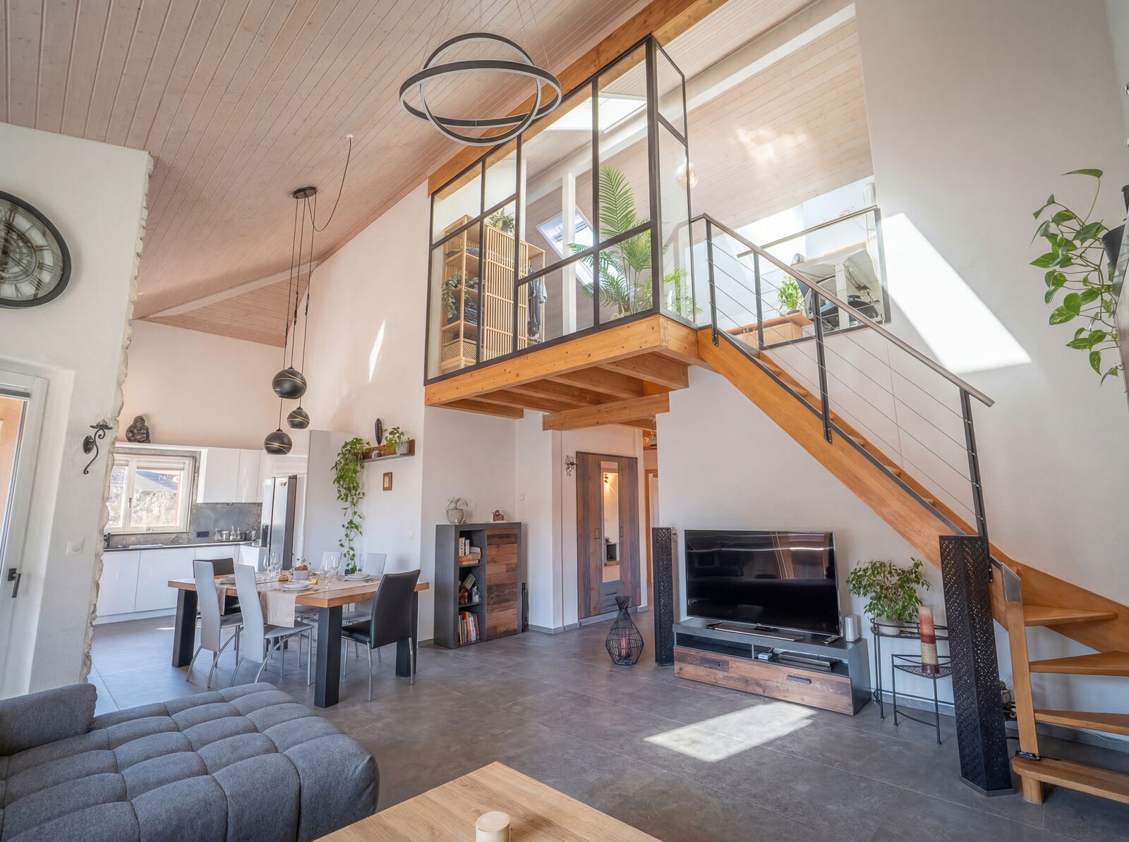 L'art de vivre au dernier étage: Duplex en attique entièrement rénové