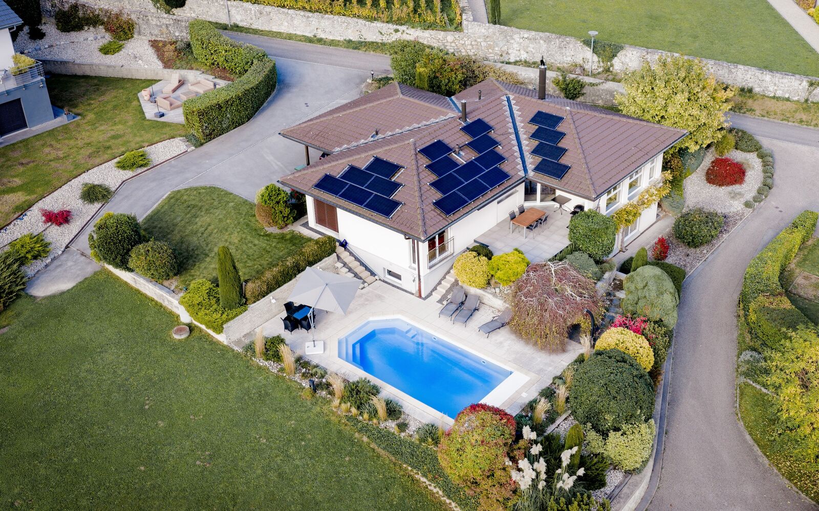 Unique villa 5,5 pièces avec piscine dans un cadre verdoyant