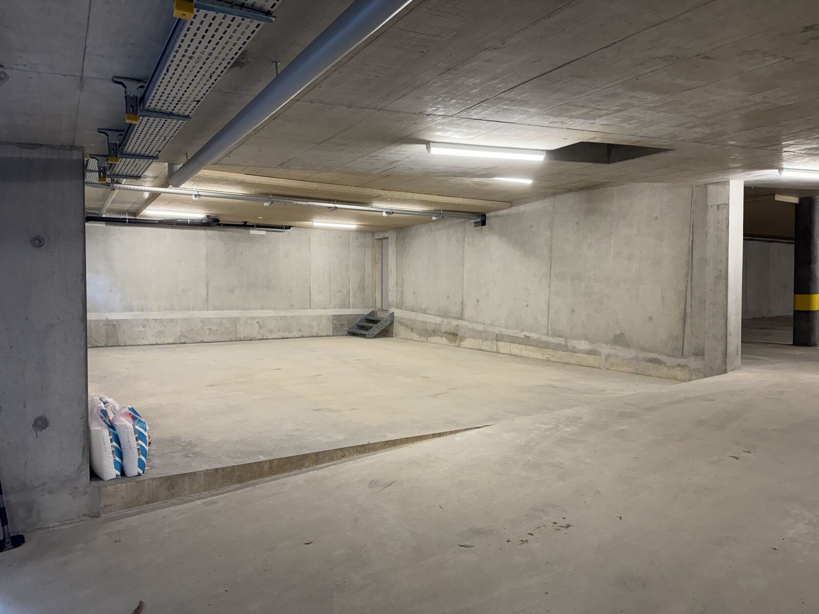 Local atelier 78 m2 dans parking La Caramele